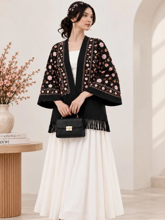 Ayollar kimono-kardigan, qora gulli naqshli, zamonaviy va nafis ustki kiyim, ayollar uchun