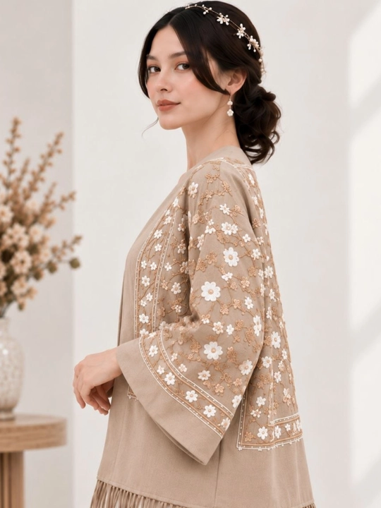 Ayollar kimono-kardigan, bej rangli, gulli naqshli, nafis va zamonaviy yengil ustki kiyim