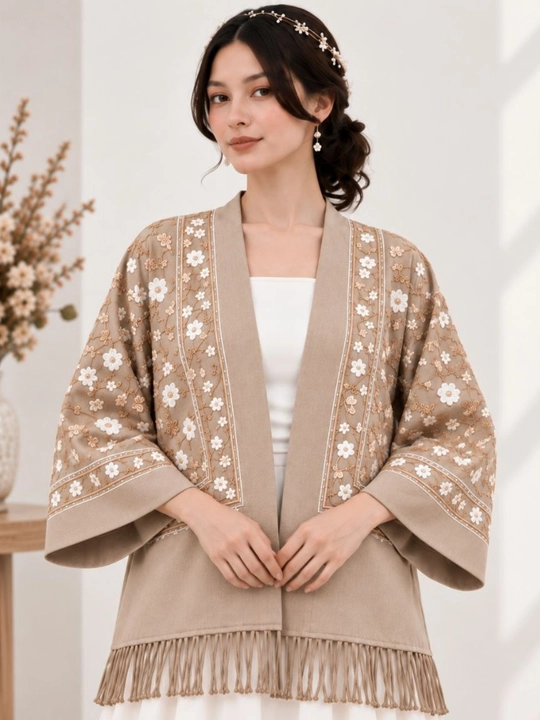 Ayollar kimono-kardigan, bej rangli, gulli naqshli, nafis va zamonaviy yengil ustki kiyim