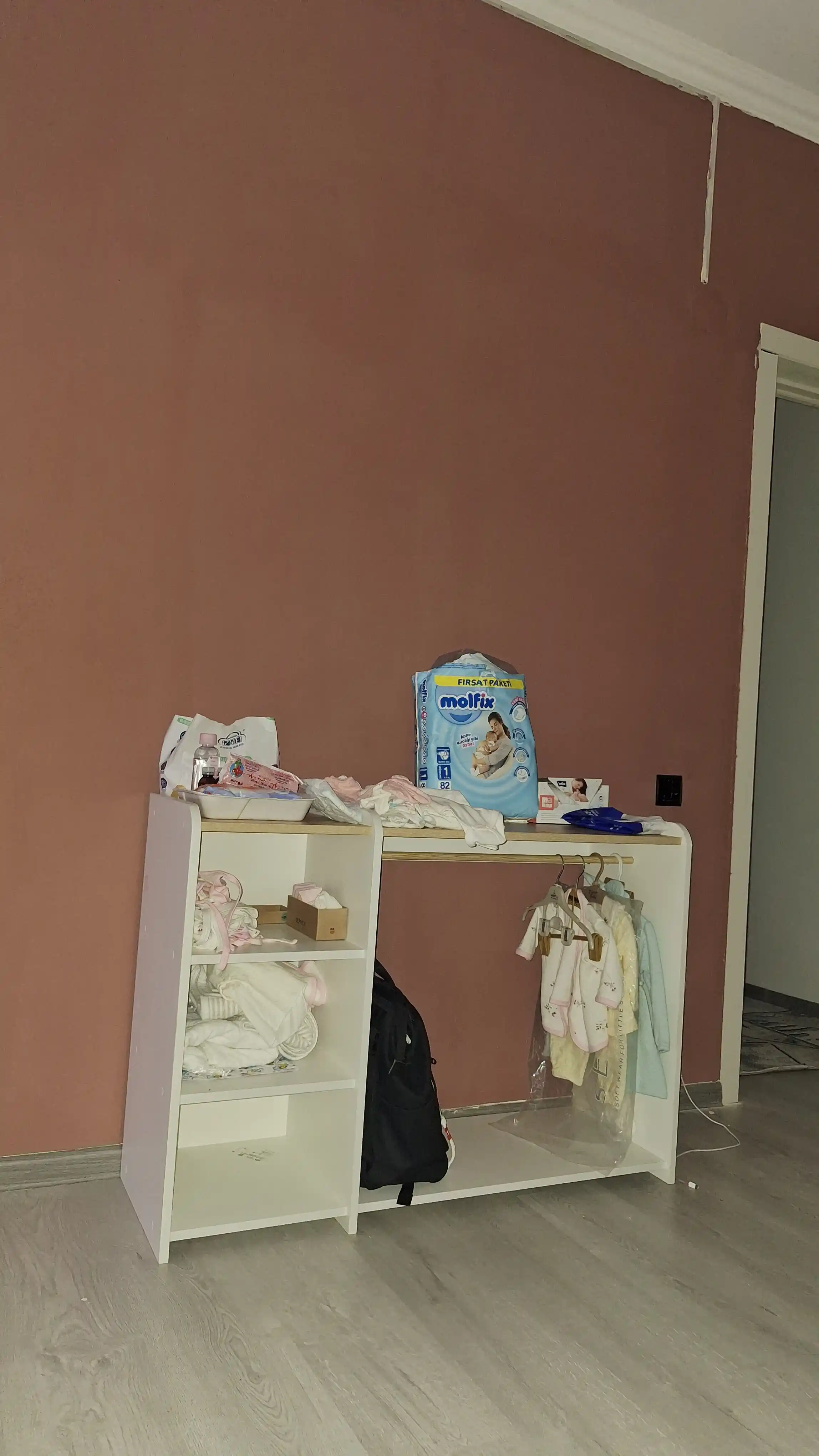 Детский стеллаж для одежды с вешалкой и полками (Montessori)