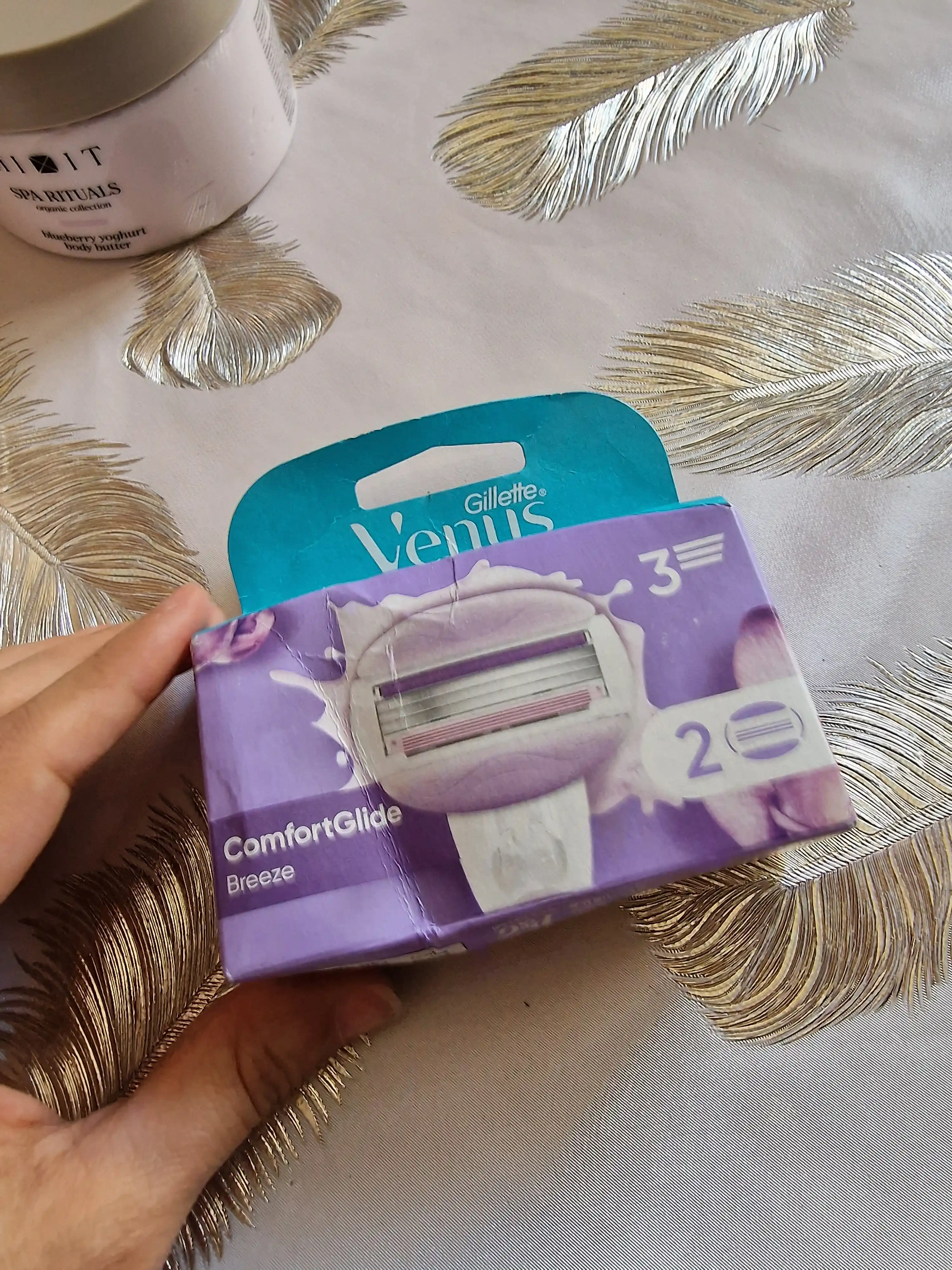 Сменные кассеты для бритвы Venus Breeze (cо встроенными полосками с гелем для бритья), 2 шт.
