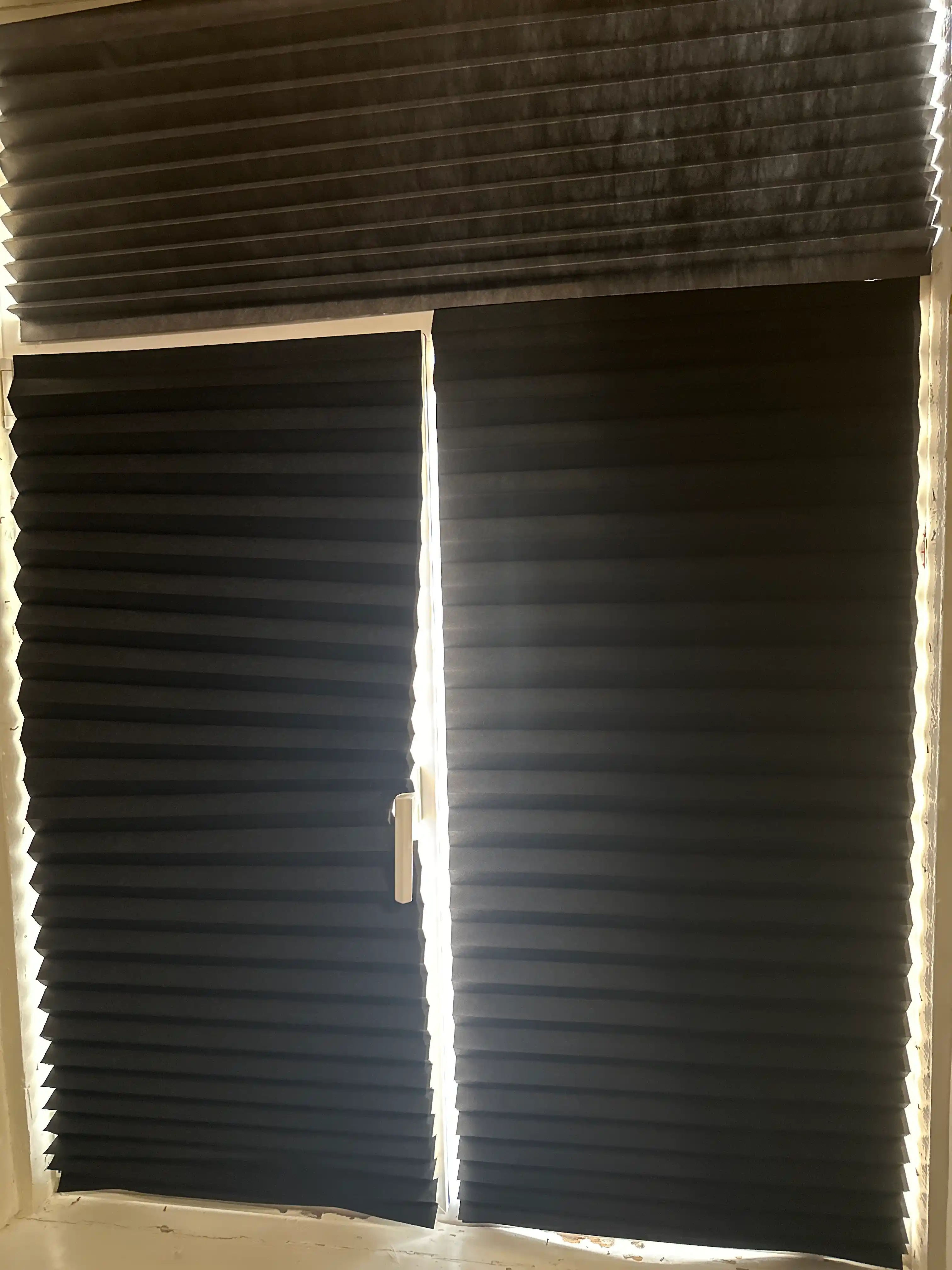 Pliseli pardalar, matoli, yopishqoq lenta bilan, deraza va balkonlar uchun, blackout