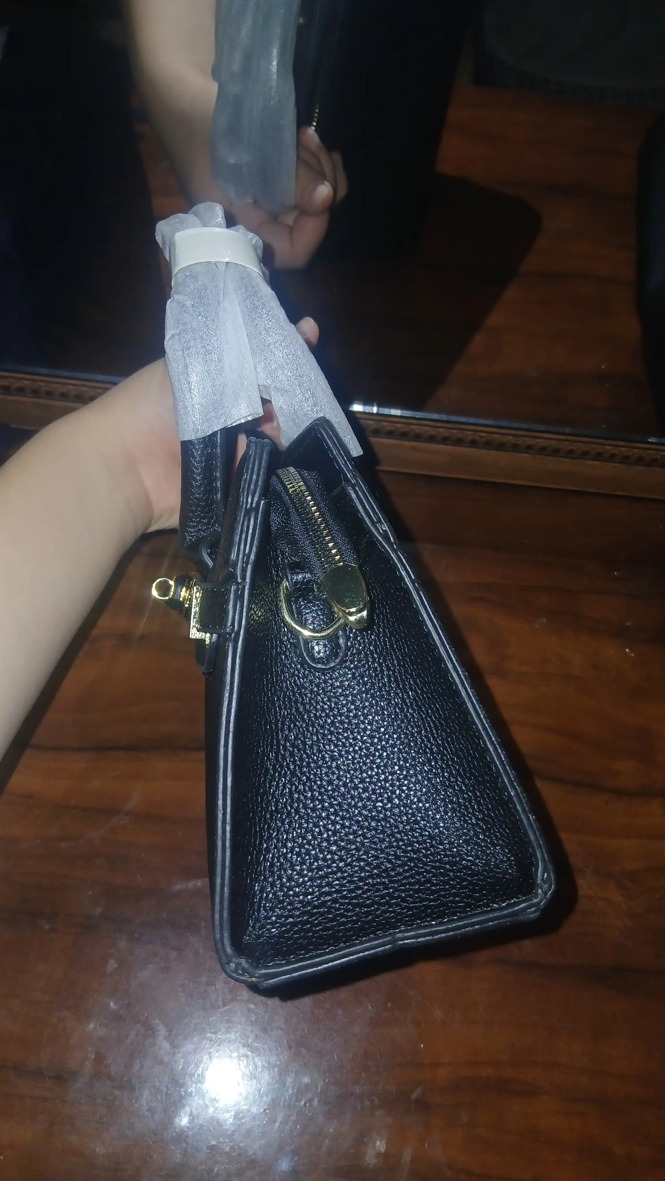 Ayollar charm sumkasi MOONA, o'ziga xos dizayn, zamonaviy uslub