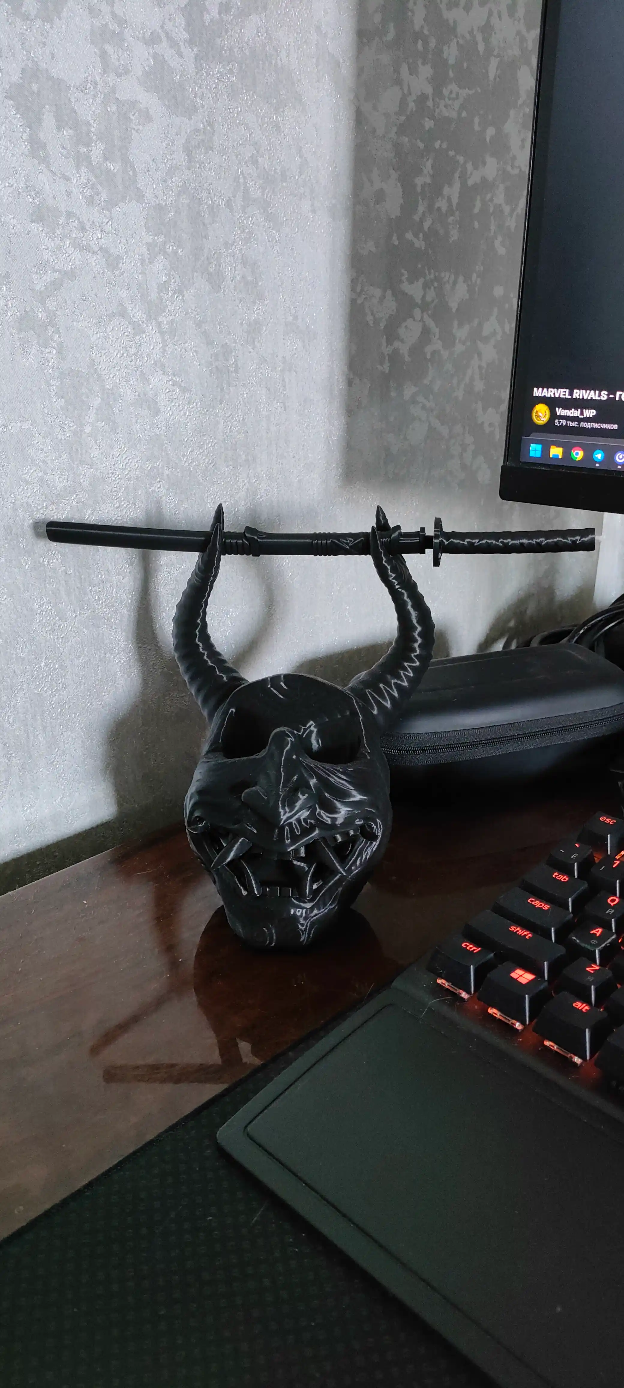 Подставка для геймпада PS5 / PS4 —  в виде маски самурая они