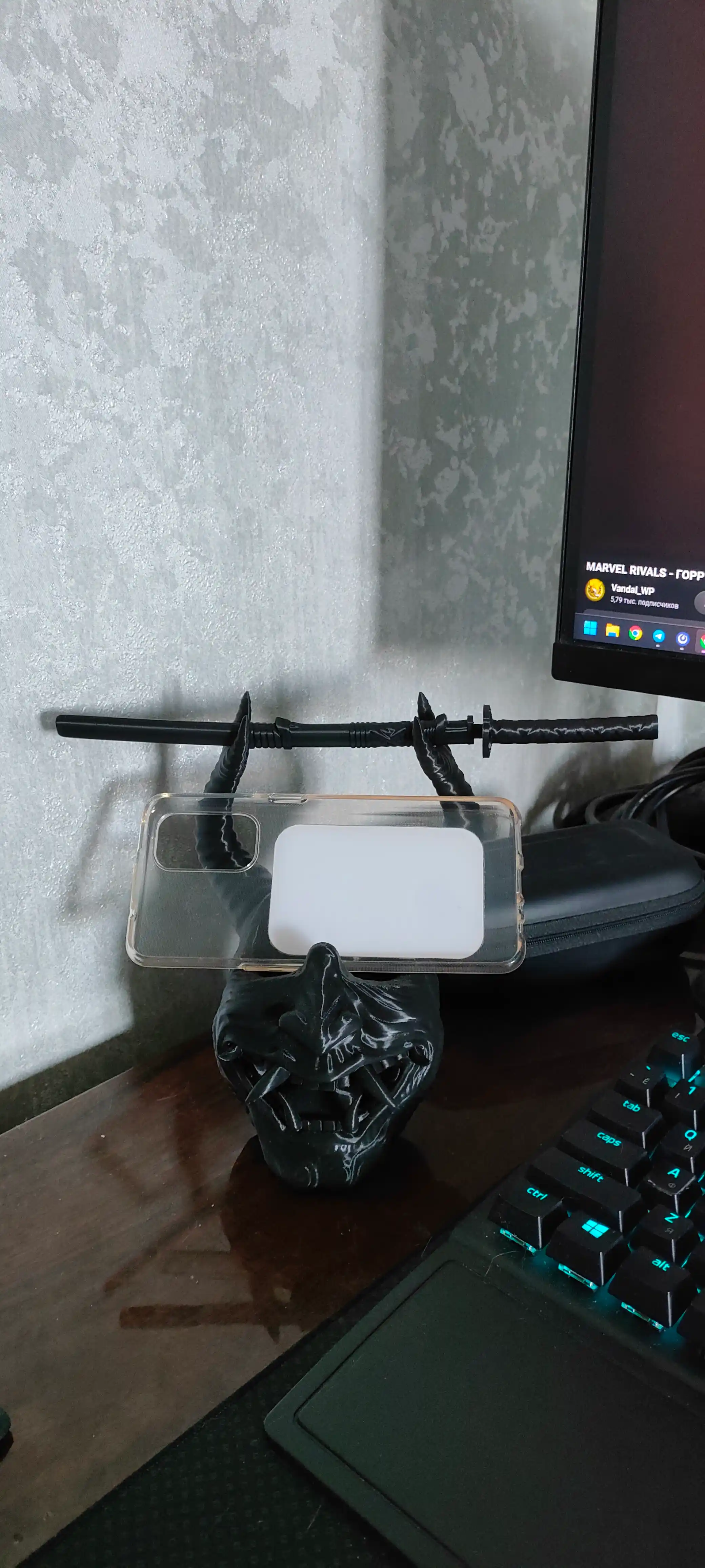 Подставка для геймпада PS5 / PS4 —  в виде маски самурая они