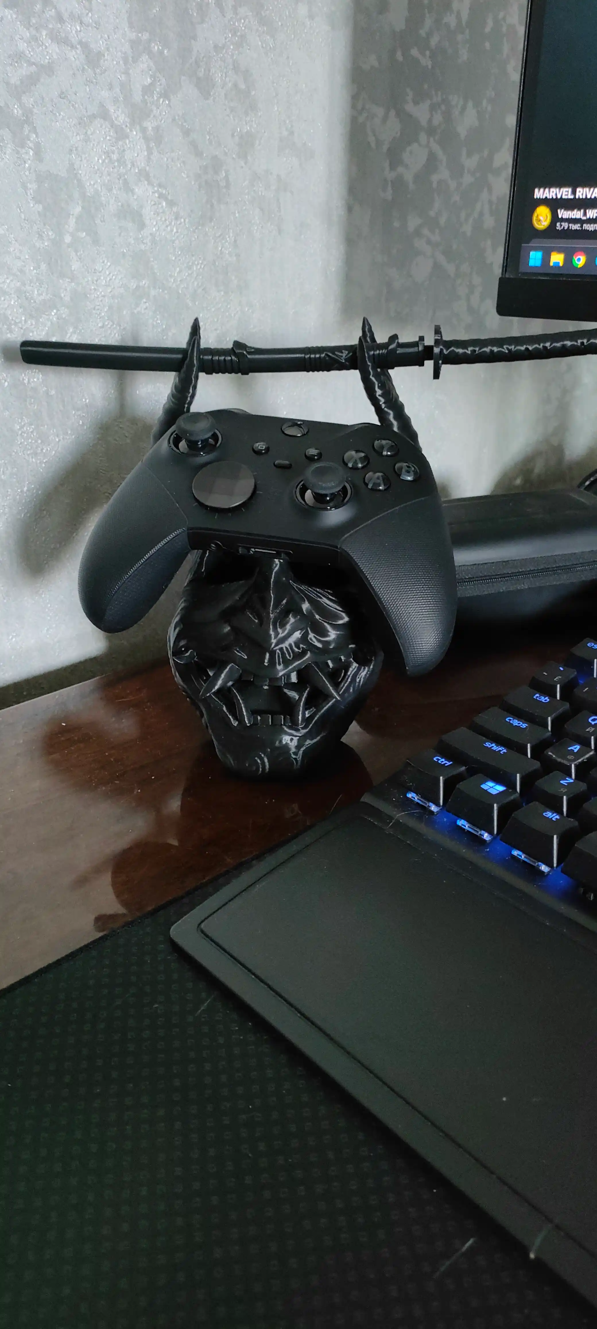 Подставка для геймпада PS5 / PS4 —  в виде маски самурая они
