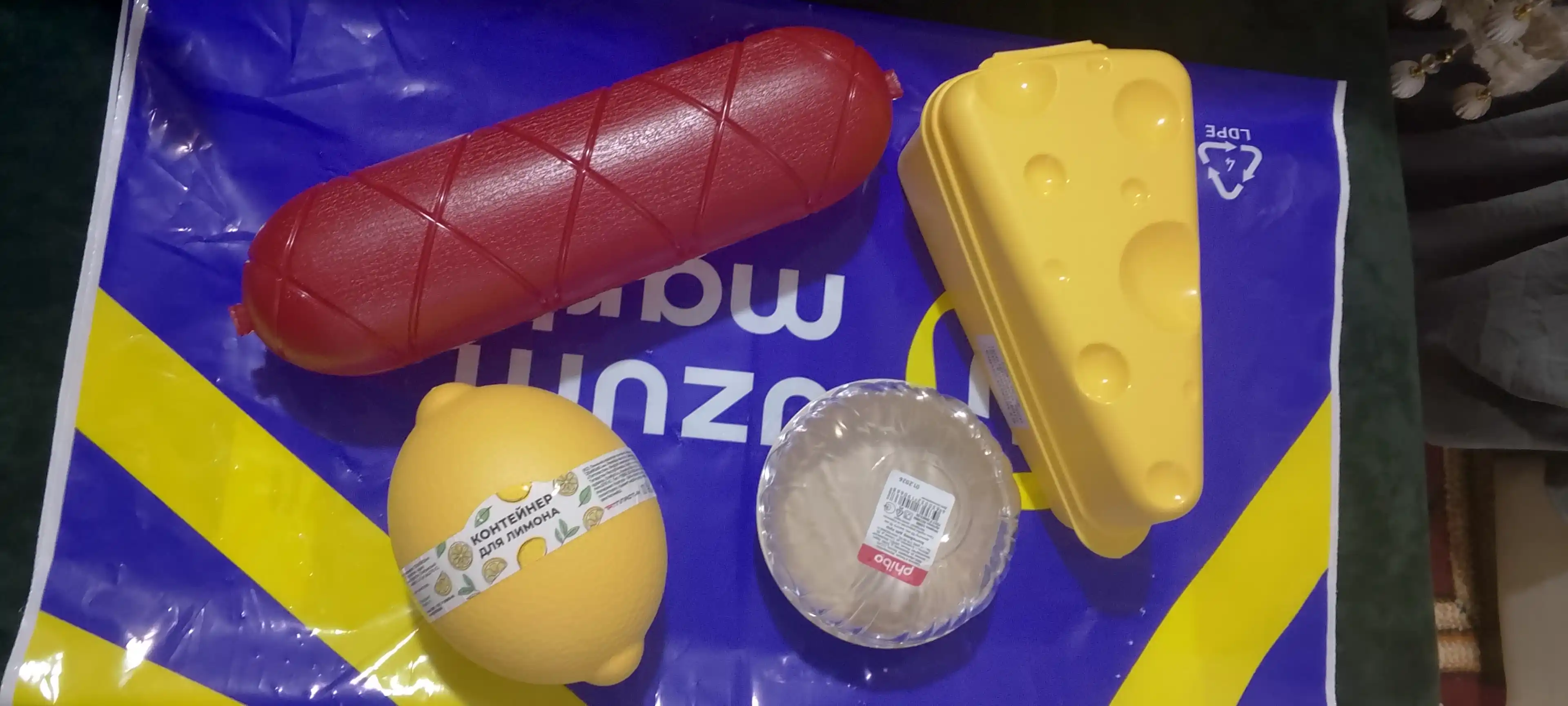 Kolbasa, pishloq va sariyoq, piyoz, limon idishlari to'plami