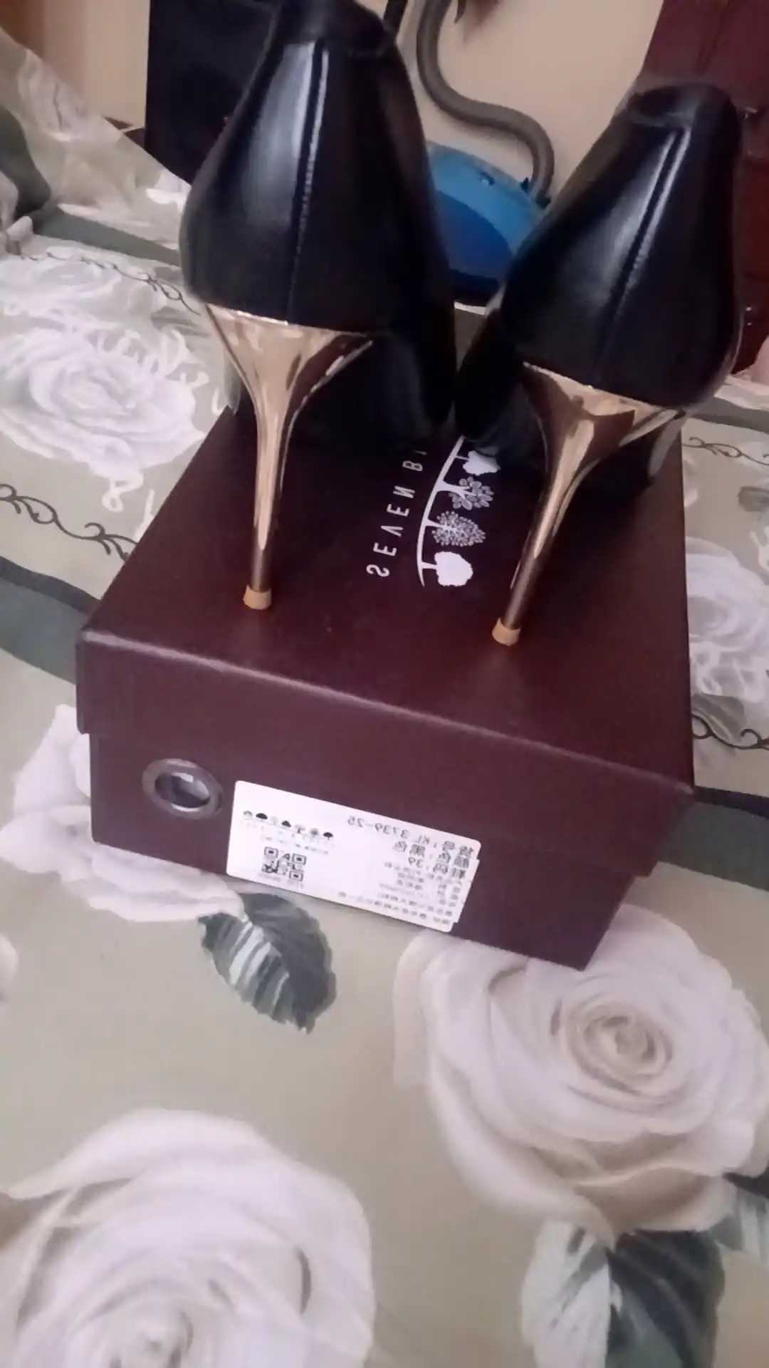 Ayollar poyabzali, klassik, baland poshnali, yaltiroq qoplamali, kechalar va to‘ylar uchun