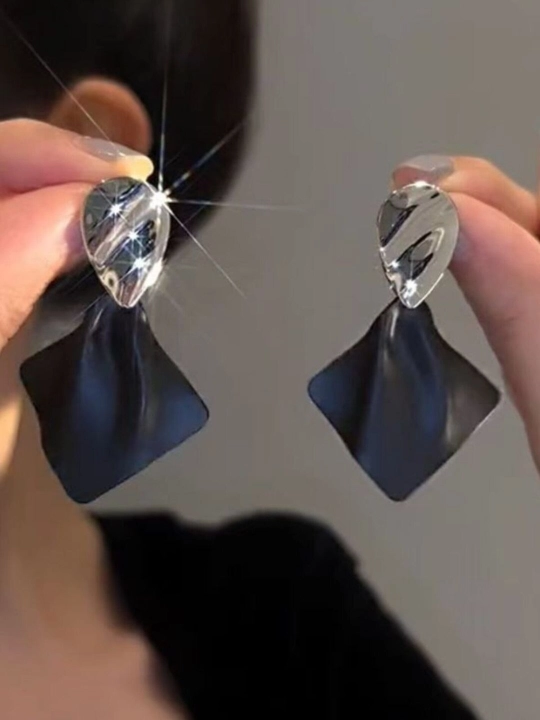 Ayollar uchun klassik ziraklar, kundalik taqishga, geometrik shakilli