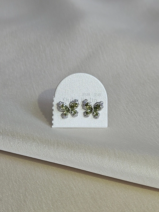 Ayollar uchun kapalaklar va sun’iy toshlar bilan bezatilgan, tibbiy po‘lat sirg‘alar