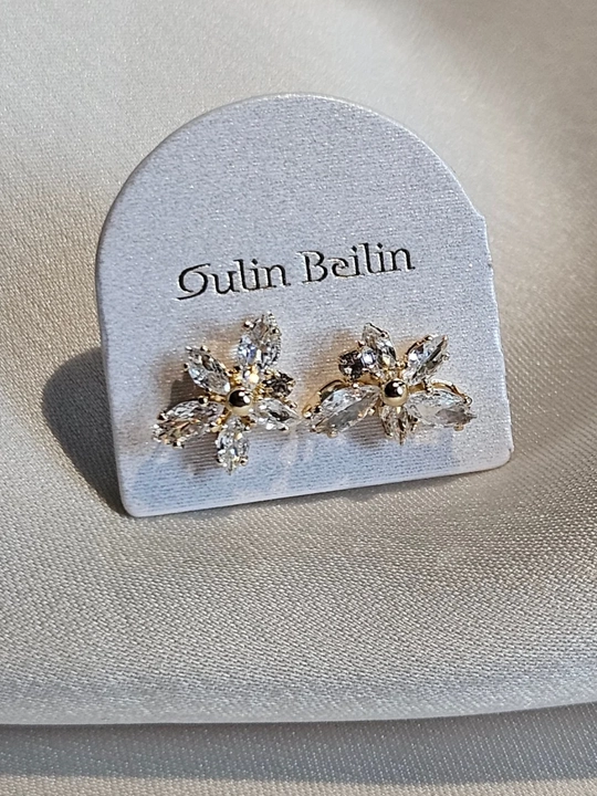 Ayollar uchun gullar va yulduzlar bilan bezatilgan, hajmli, assimetrik, tibbiy po‘lat