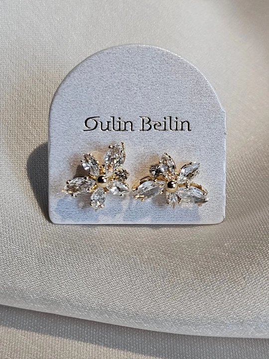 Ayollar uchun gullar va yulduzlar bilan bezatilgan, hajmli, assimetrik, tibbiy po‘lat - 