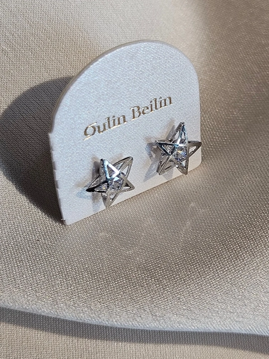 Ayollar uchun gullar va yulduzlar bilan bezatilgan, hajmli, assimetrik, tibbiy po‘lat