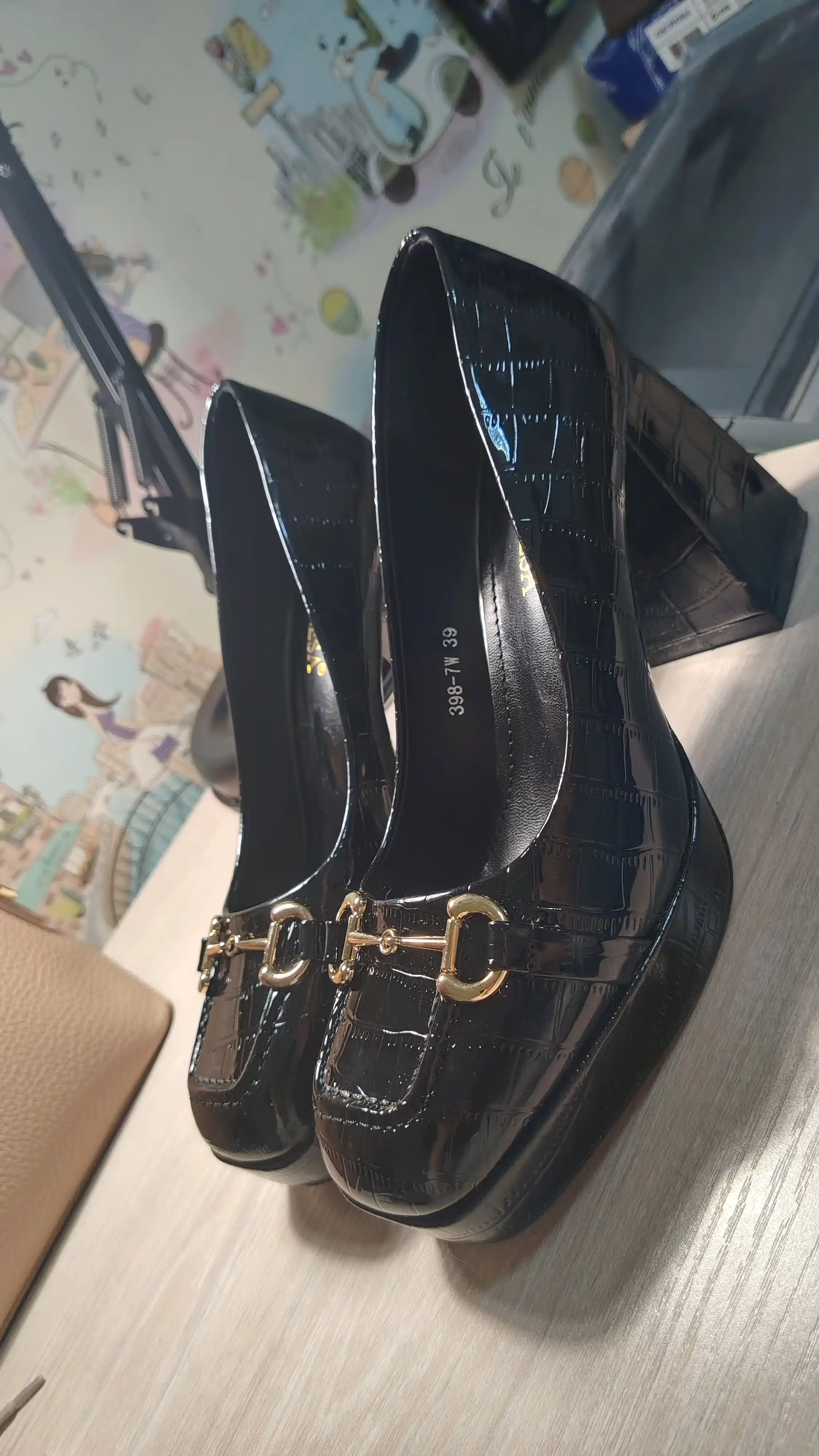 Ayollar uchun platformali tufli, baland poshnali klassik tufli