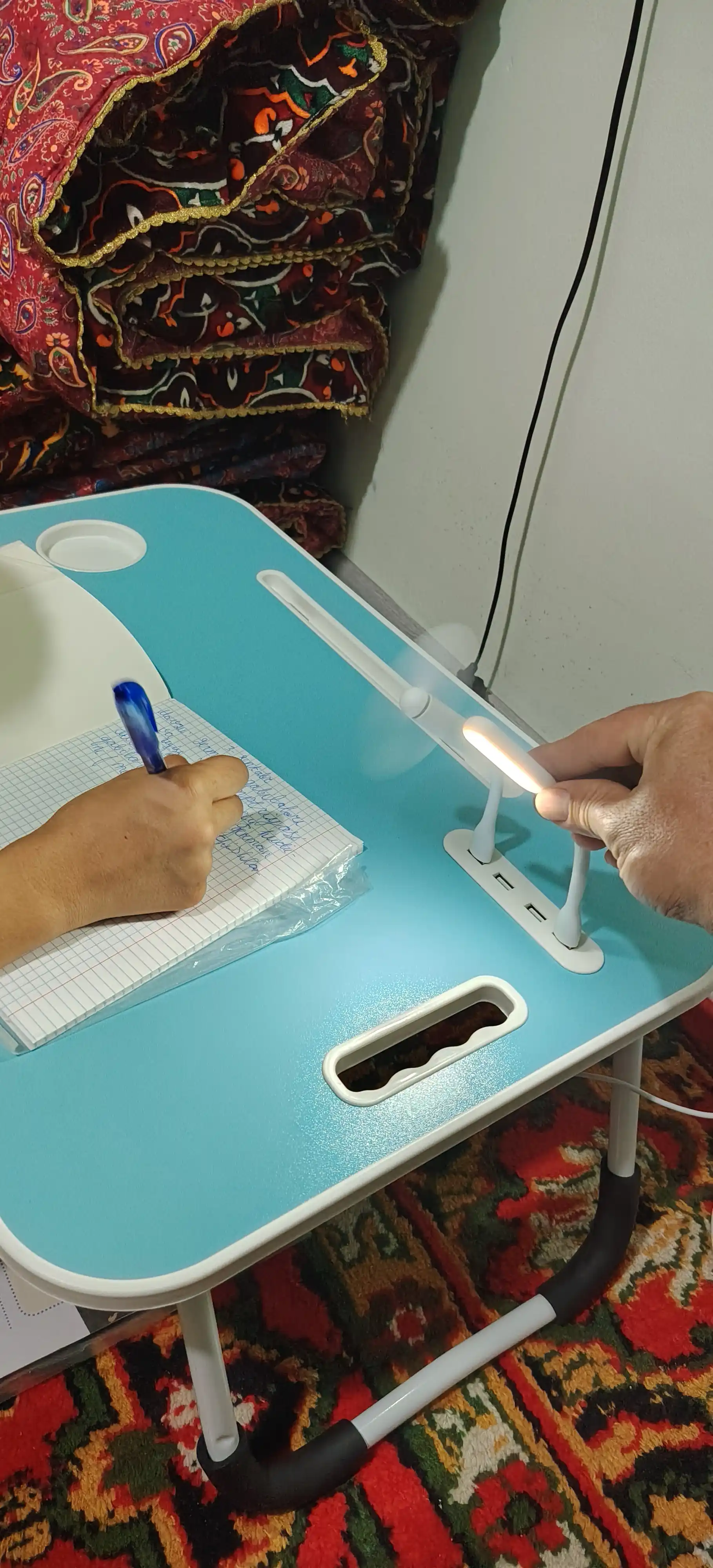 Yig‘iladigan mini-stol, 60×40×28 sm o‘lchamda - planshet va stakan uchun o‘yiq, USB bilan ishlaydigan variant ham mavjud