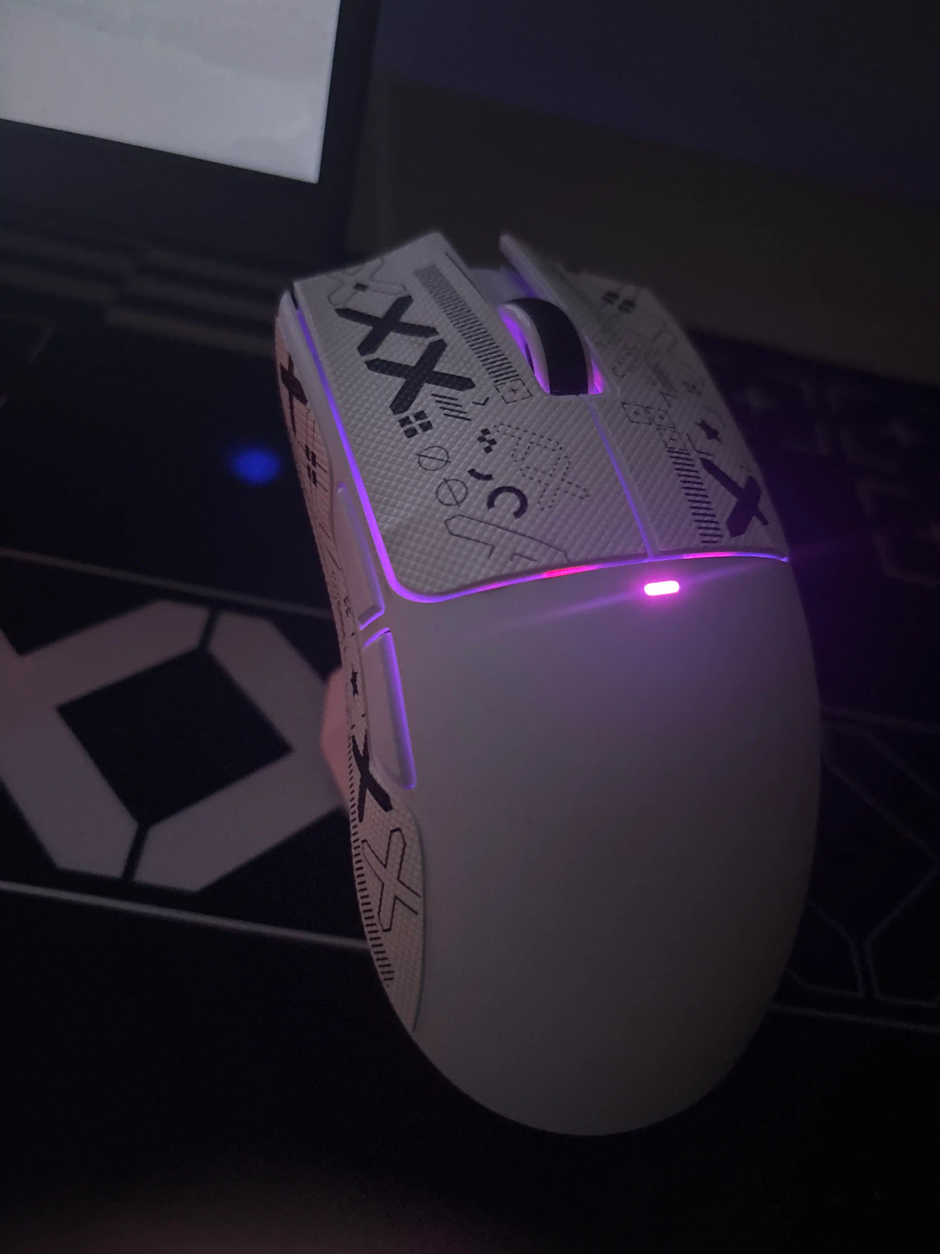 RGB o'rnatish stantsiyasiga ega kompyuter uchun X11 simsiz o'yin sichqonchasi