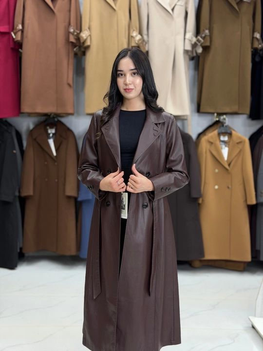 Ayollar uchun zamonaviy uzun charm plash, belbog'li - 