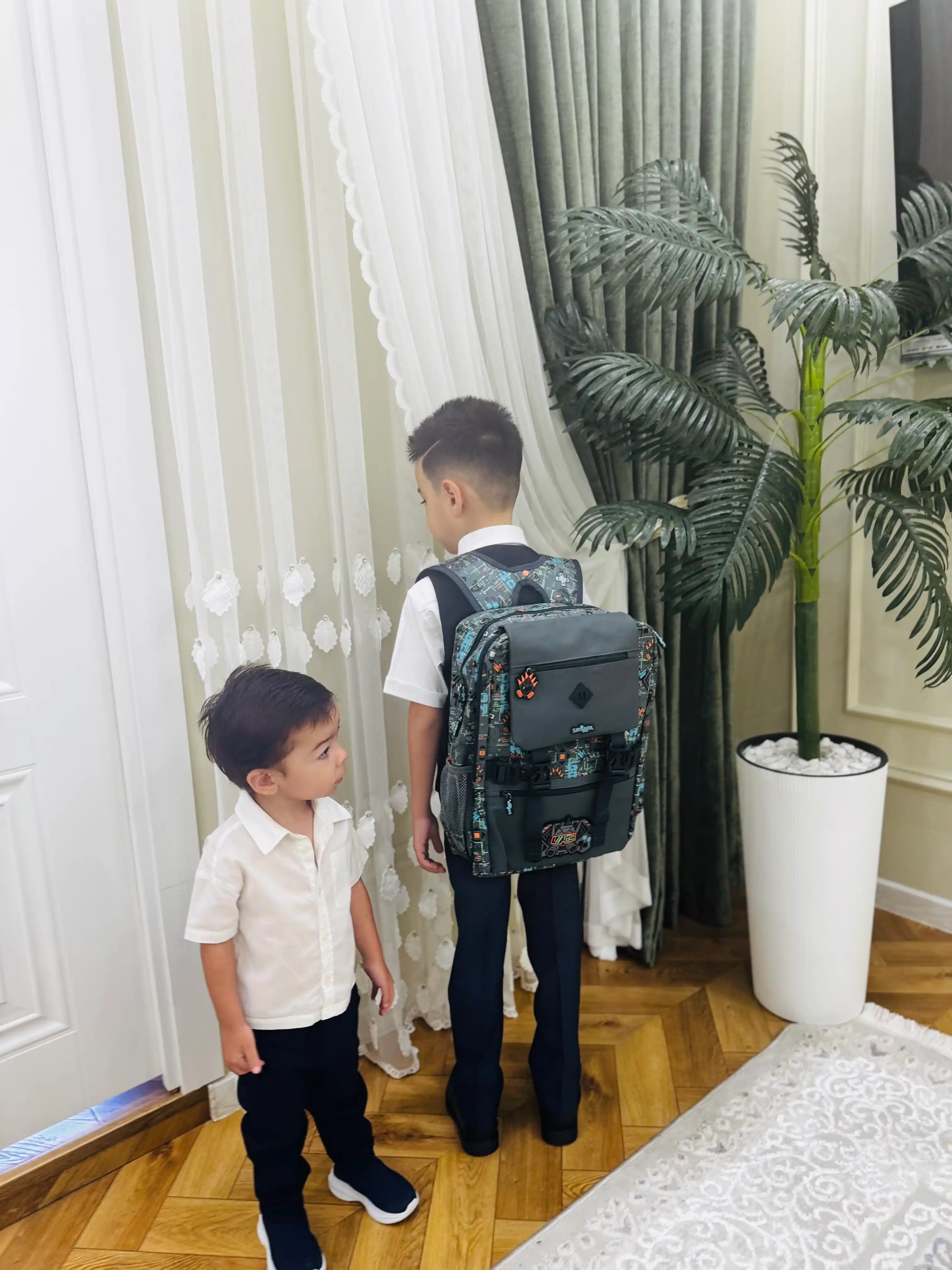 Engil va keng maktab rukzagi Smiggle, ortopedik orkasi, komadni kullab kuvvatlaidi