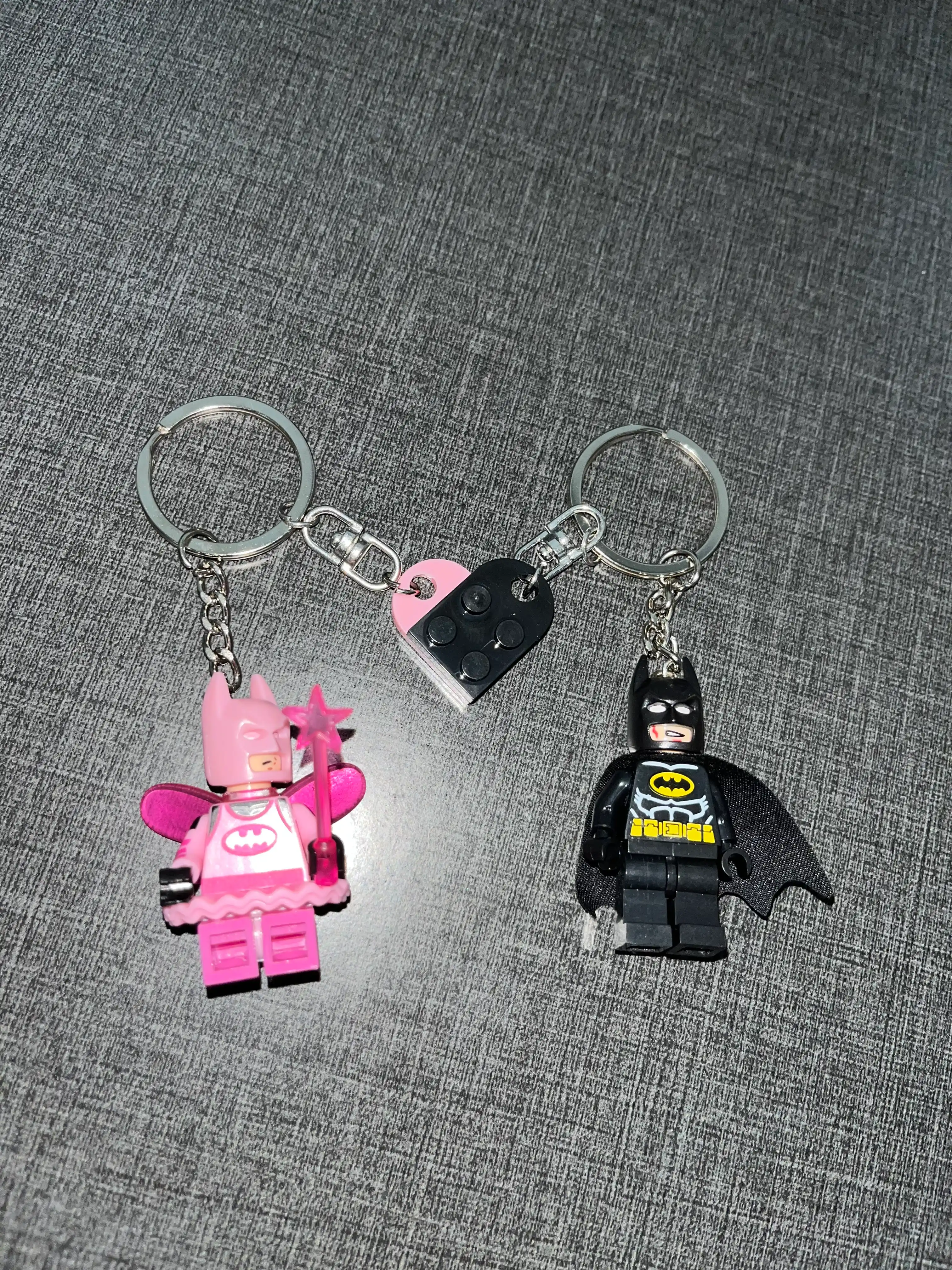 Набор брелоков LEGO Batman: Классический Бэтмен и Розовая Фея-Бэтгёрл