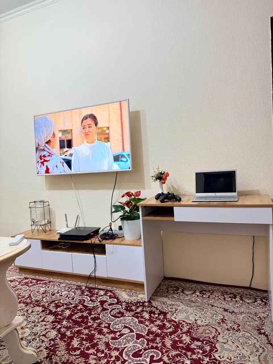 Televizor tagligi TV tumba TUN keng tokchalar bilan, to'liq yig'ilgan, 150/160/170x40x30sm