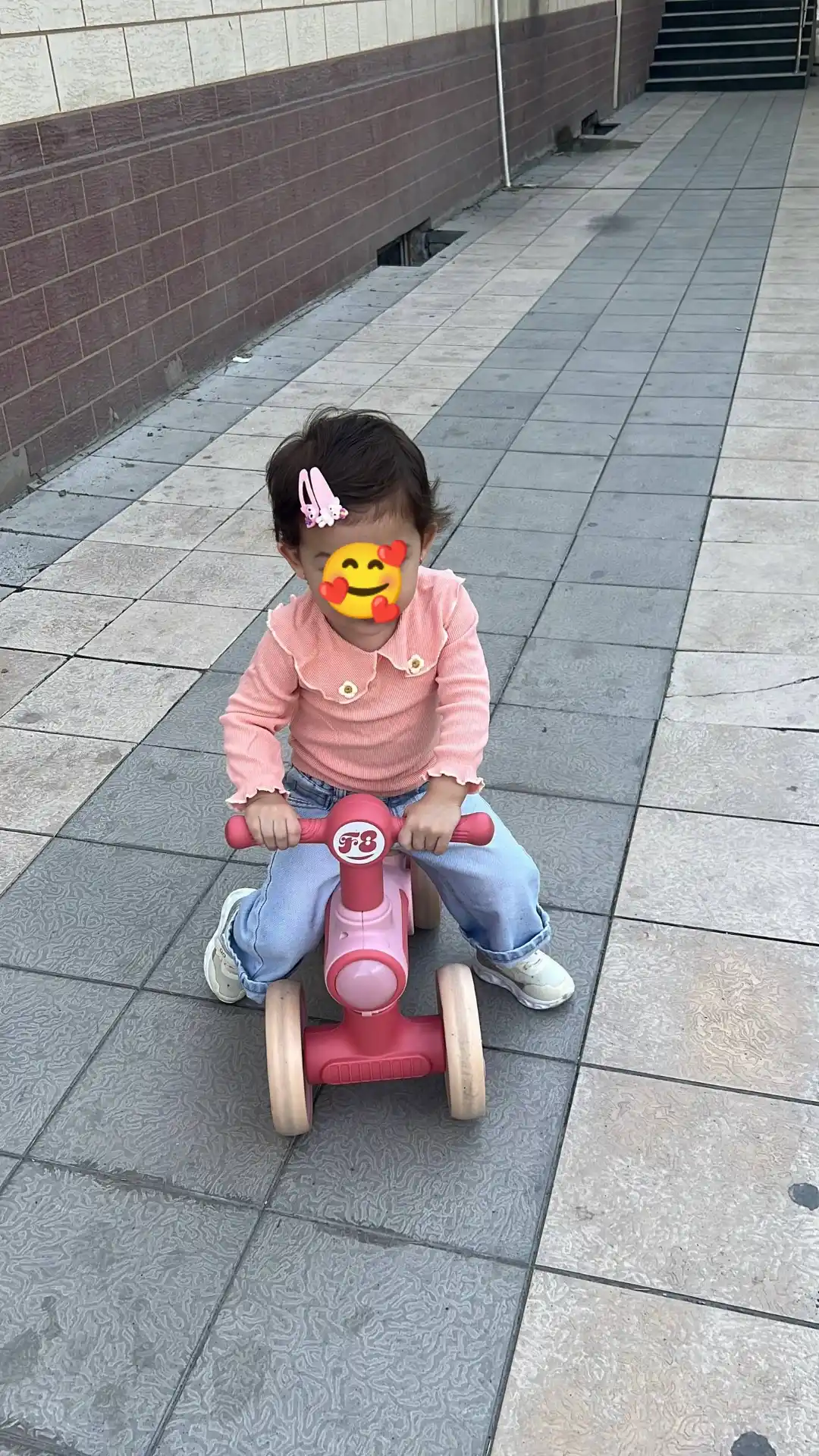 Bolalar to‘rt g‘ildirakli muvozanatlovchi velosipedi, pedalsiz, tolokar, aravacha