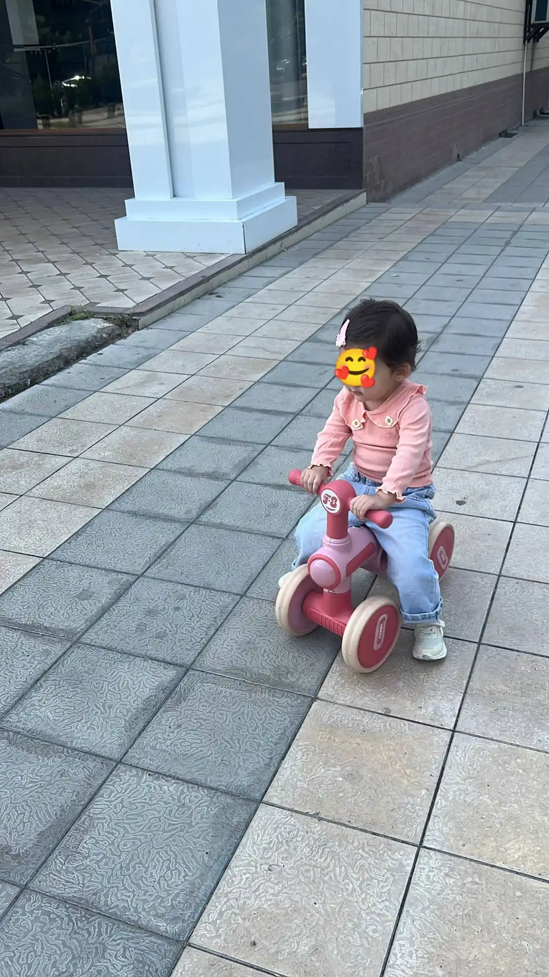 Bolalar to‘rt g‘ildirakli muvozanatlovchi velosipedi, pedalsiz, tolokar, aravacha