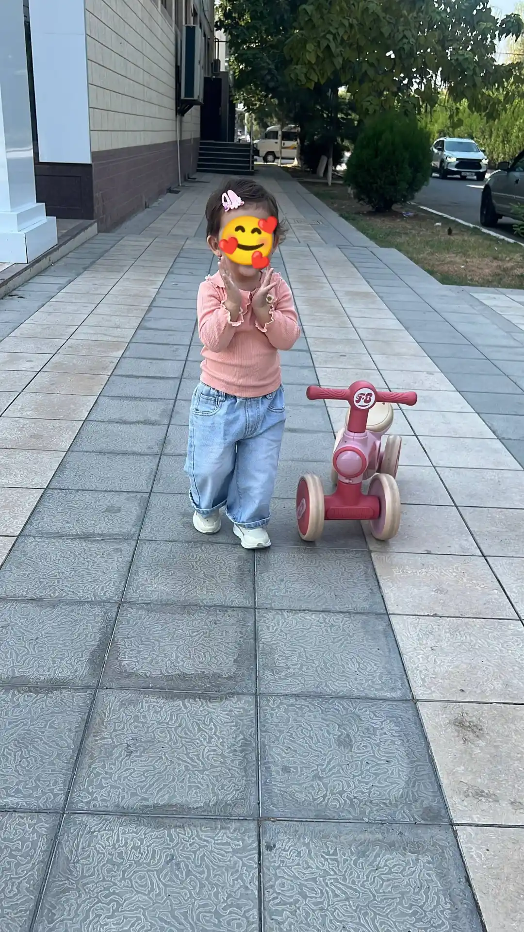 Bolalar to‘rt g‘ildirakli muvozanatlovchi velosipedi, pedalsiz, tolokar, aravacha