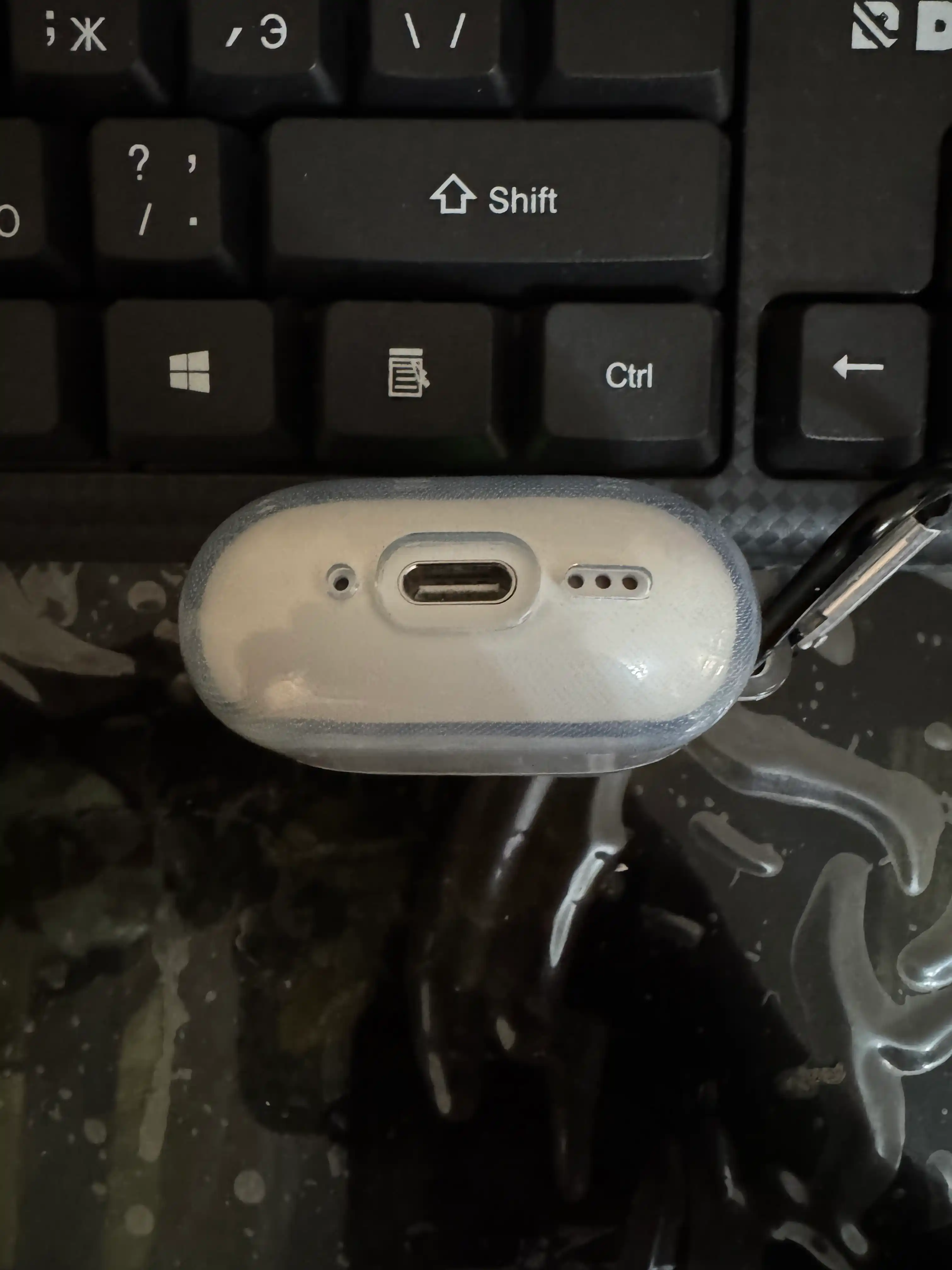 Прозрачный/бесцветный силиконовый чехол на AirPods 4