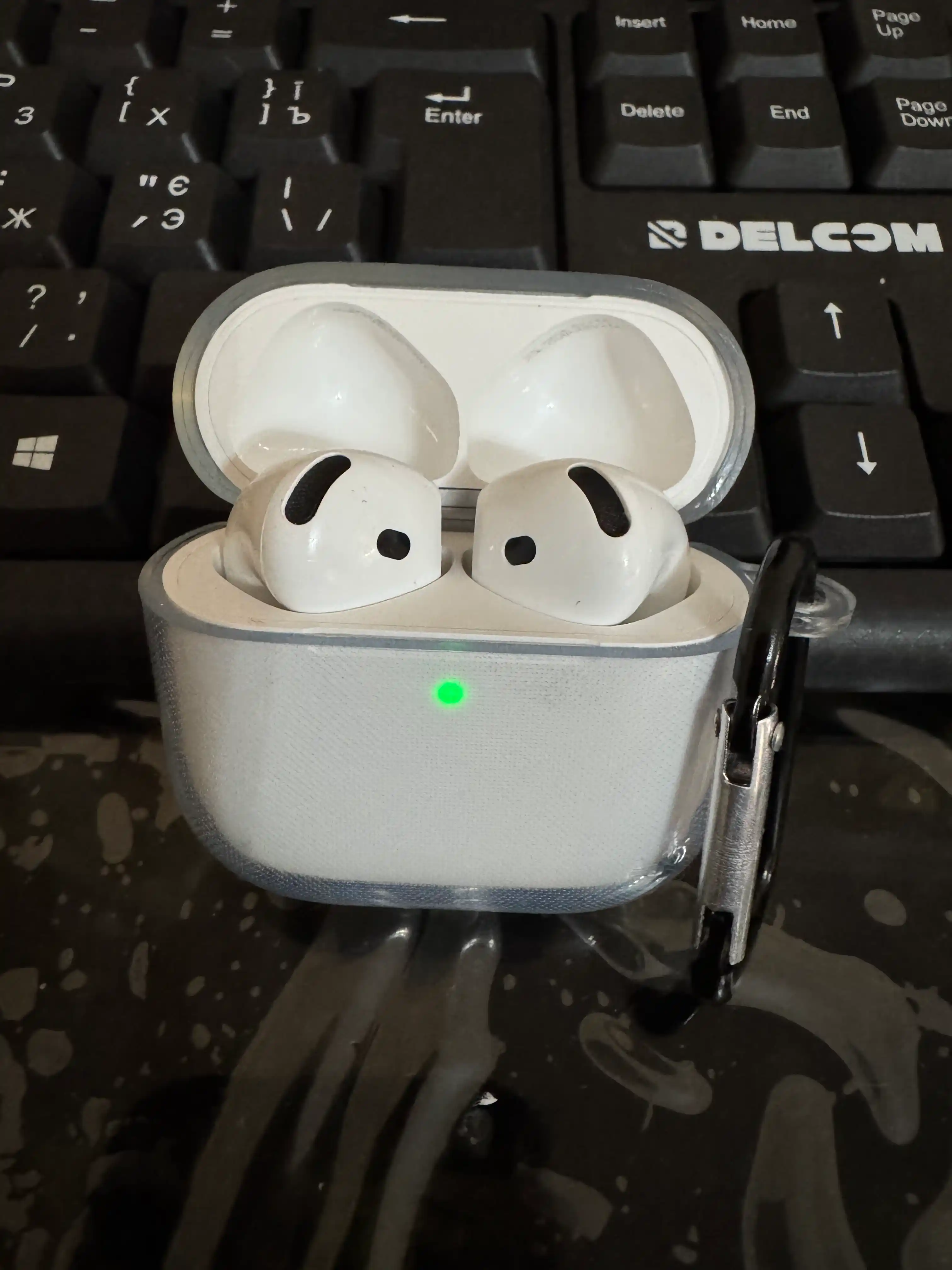 Прозрачный/бесцветный силиконовый чехол на AirPods 4