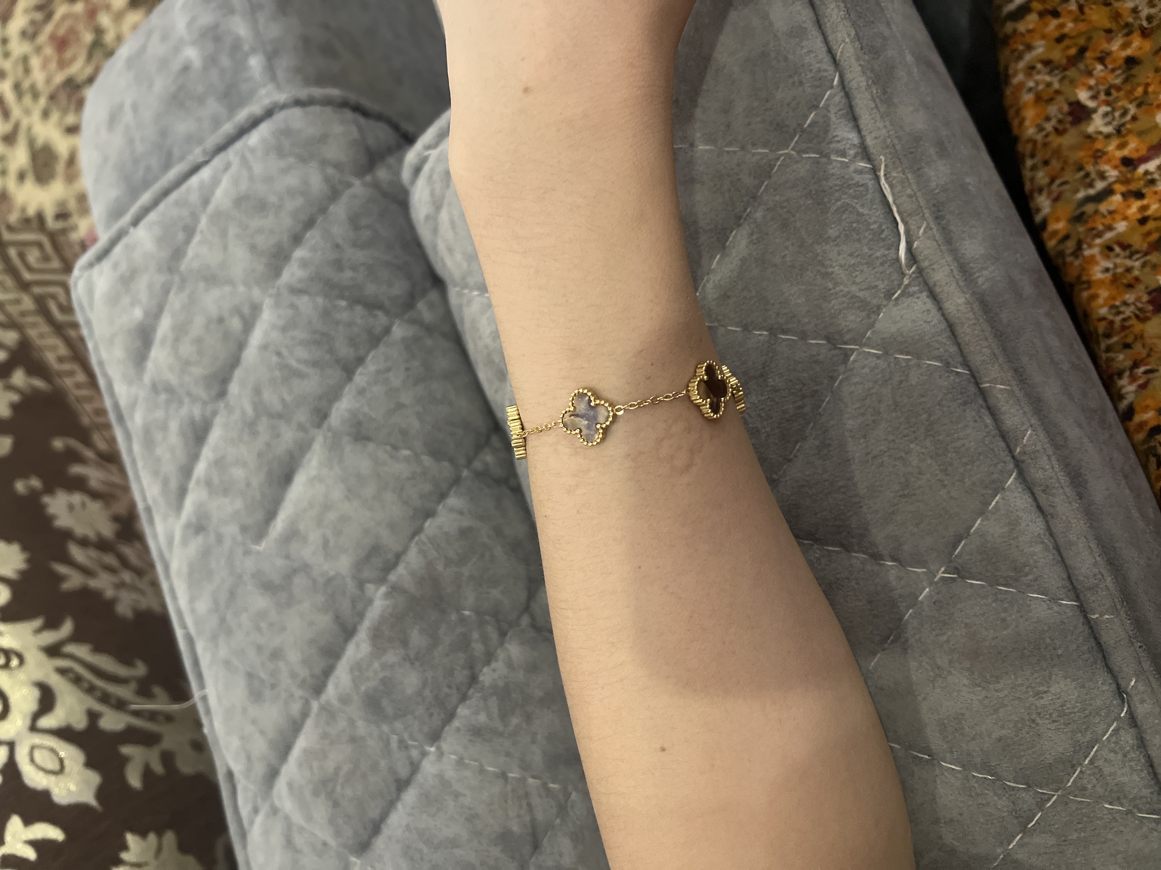 Ayollar va qizlar uchun bilaguzuklar Van Cleef, rangini o'zgartirmaydi va qoraymaydi