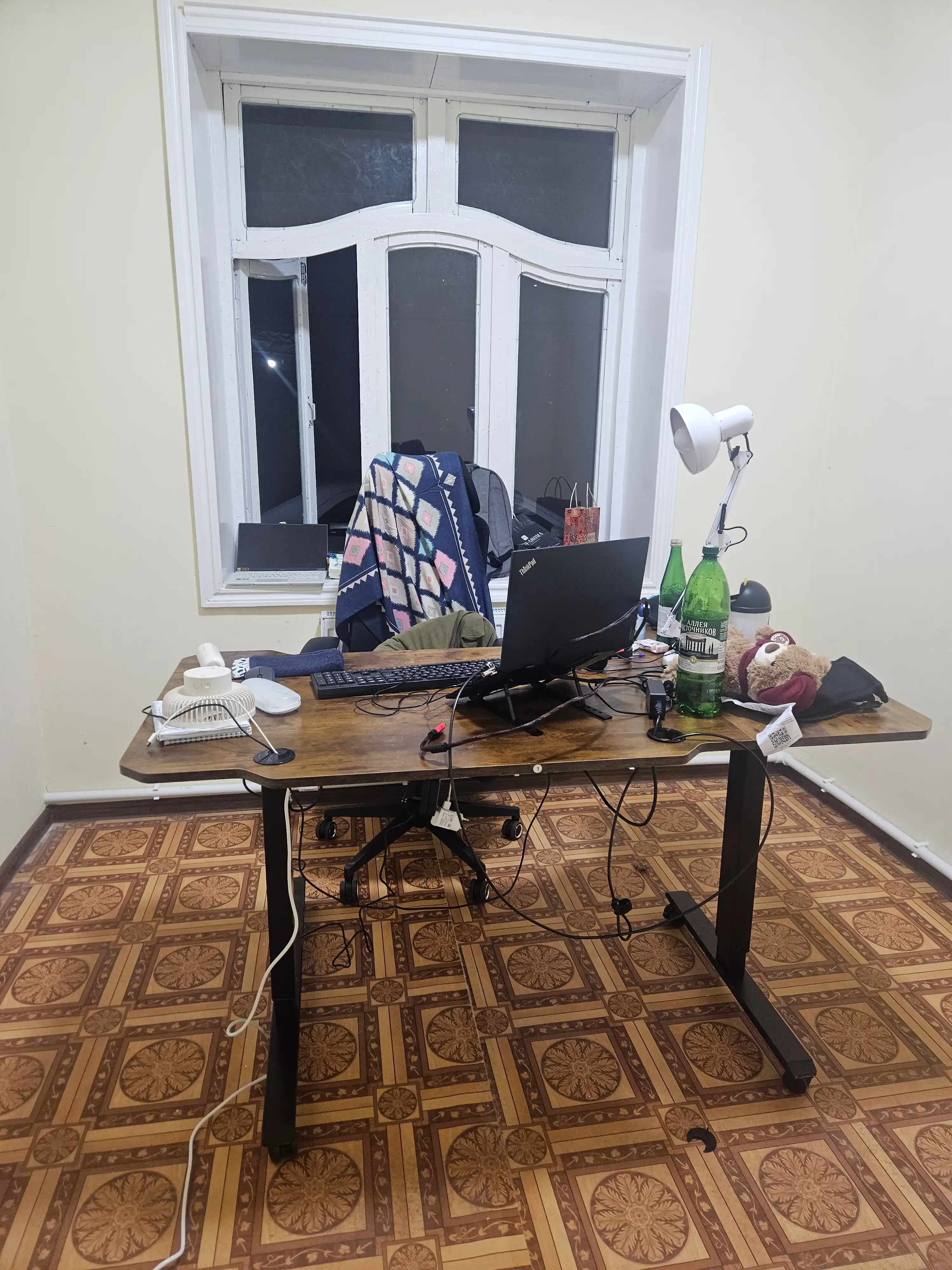 Elektr balandligi sozlanishi kompyuter stoli, 150 × 78 sm