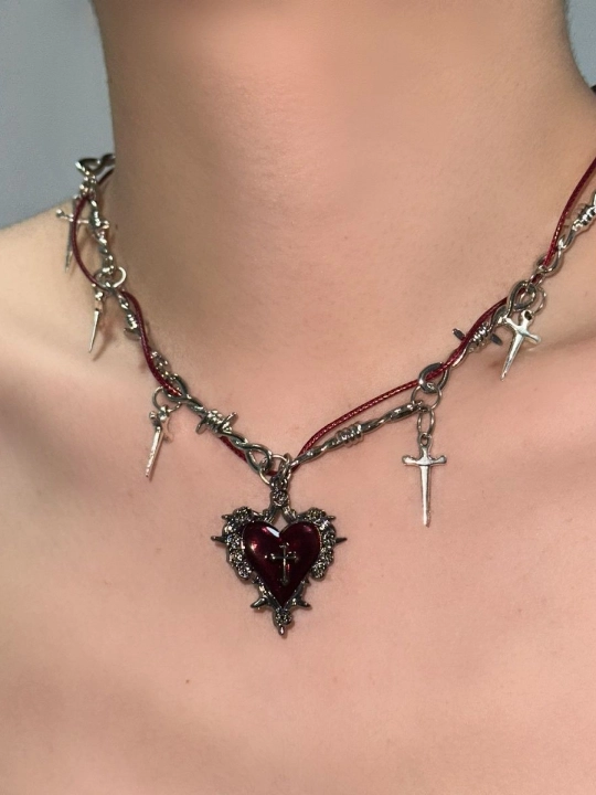 Yurak va xochli gotik marjon, Y2K uslubidagi choker va osma bezak