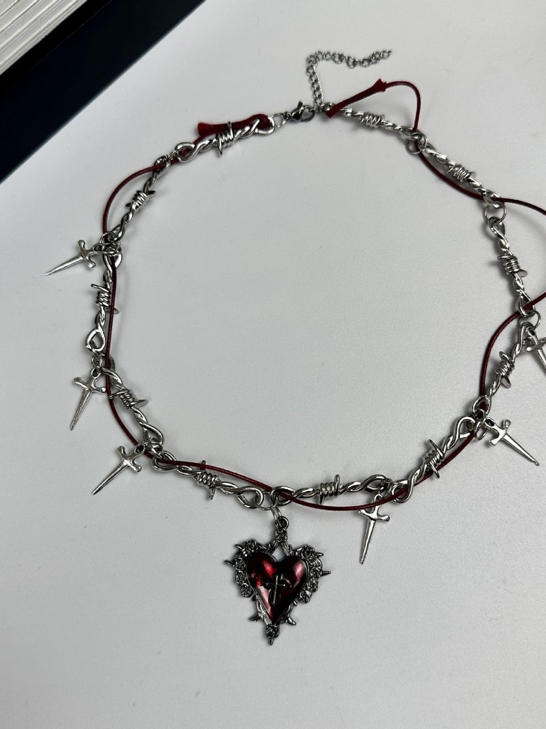 Yurak va xochli gotik marjon, Y2K uslubidagi choker va osma bezak