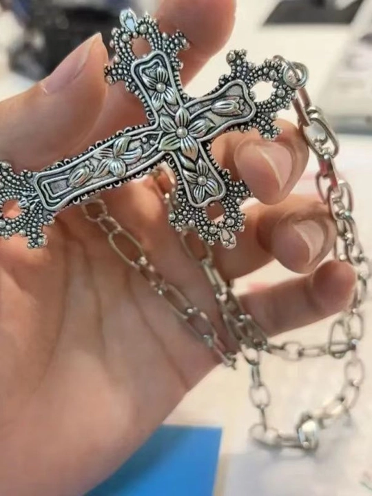 Yurak va xochli gotik marjon, Y2K uslubidagi choker va osma bezak