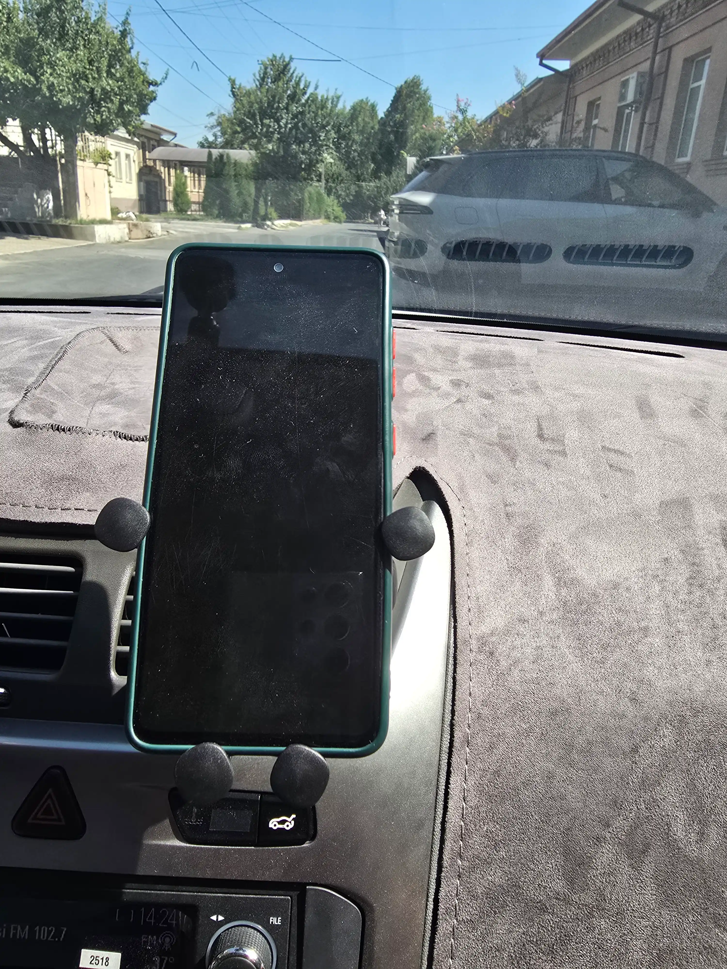 Avtomobil uchun ixcham telefon ushlagichi – ventilyatsiya panjarasiga o‘rnatiladi