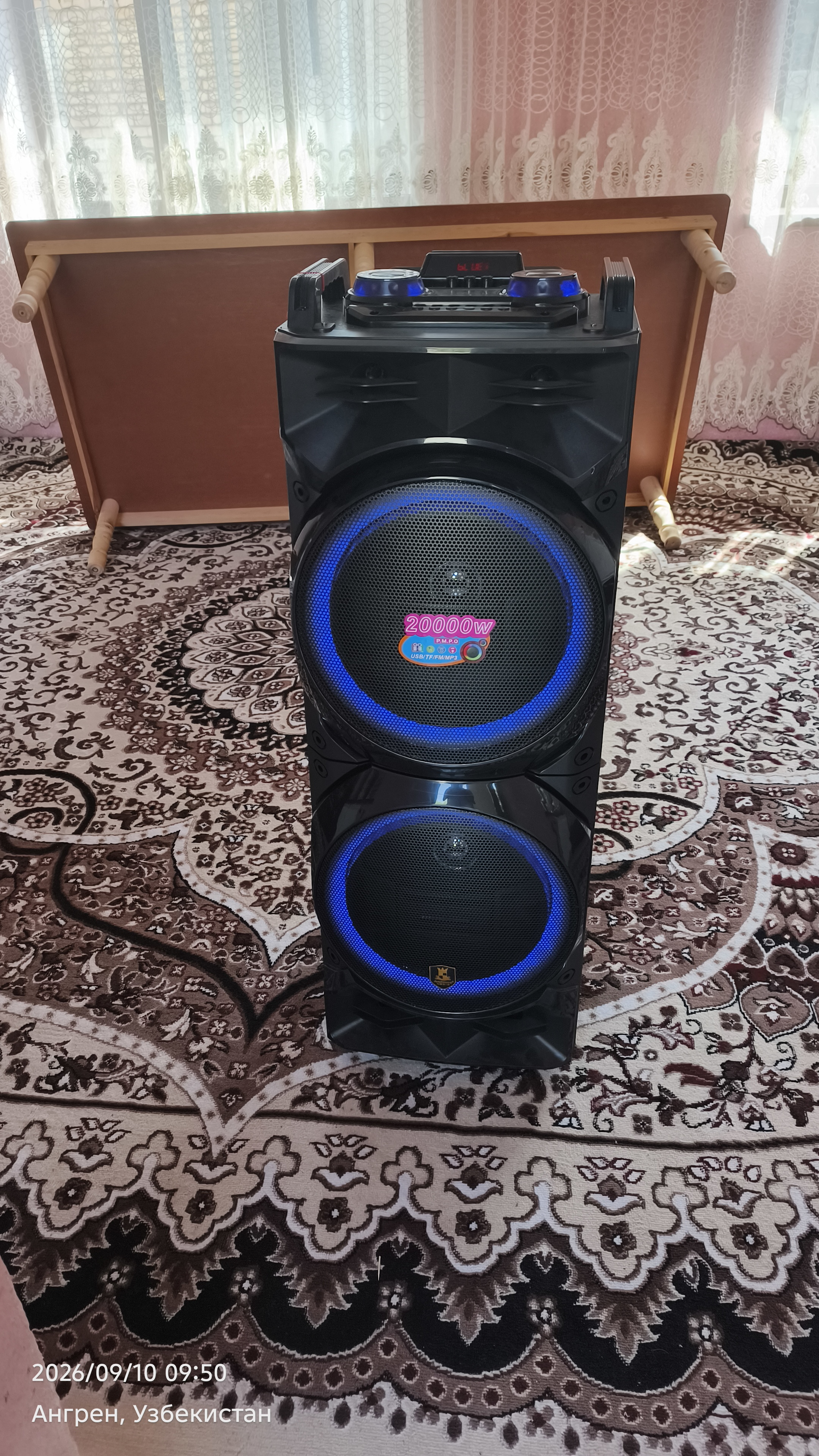 2 ta karaoke mikrofoni va RGB yoritgichlari bo‘lgan ZQS8213 katta akustik tizimi