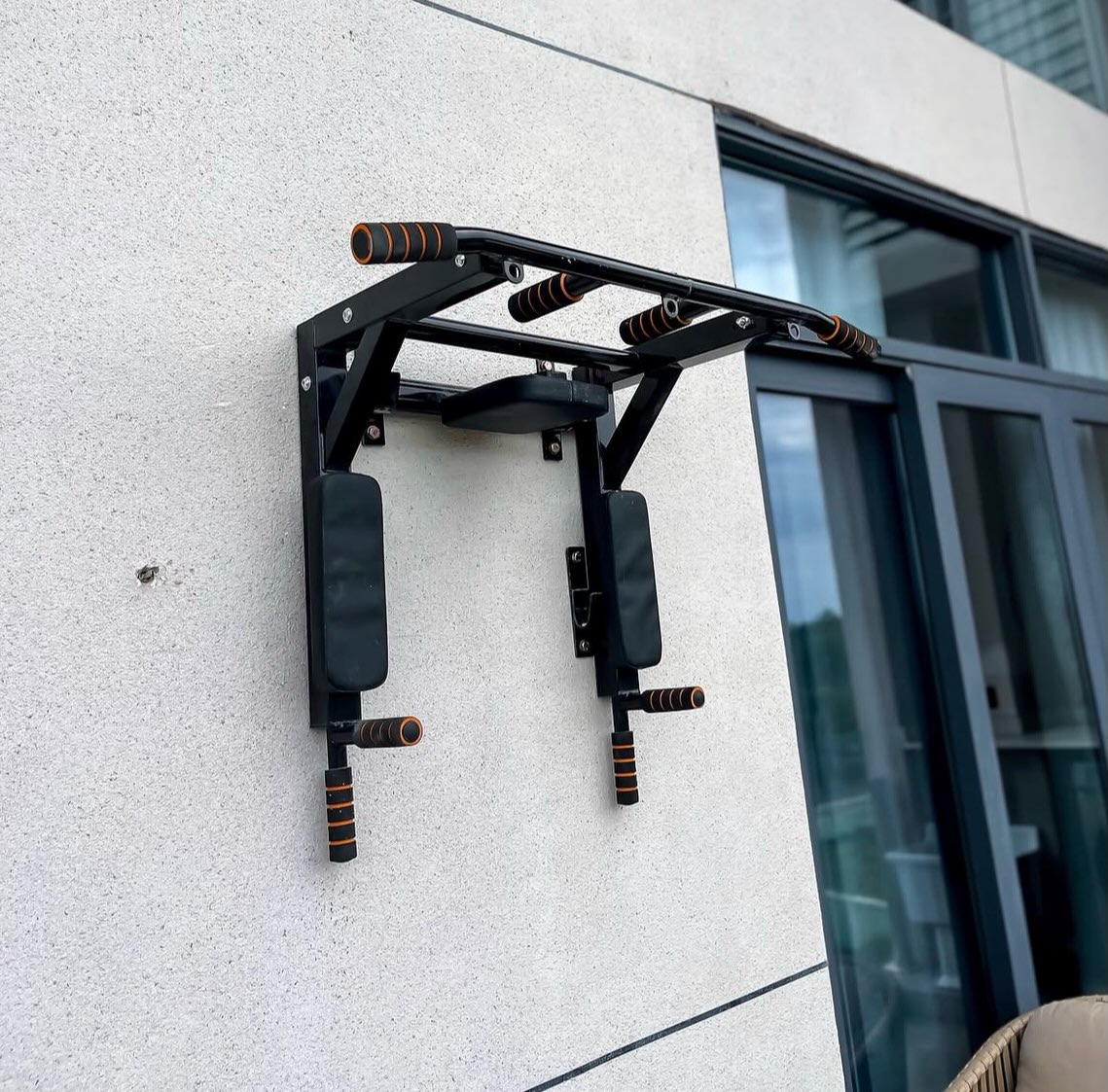 Devorga o'rnatiladigan turnik 3 ta 1 da, brusya va press uchun, 120 kg, 95x77 sm