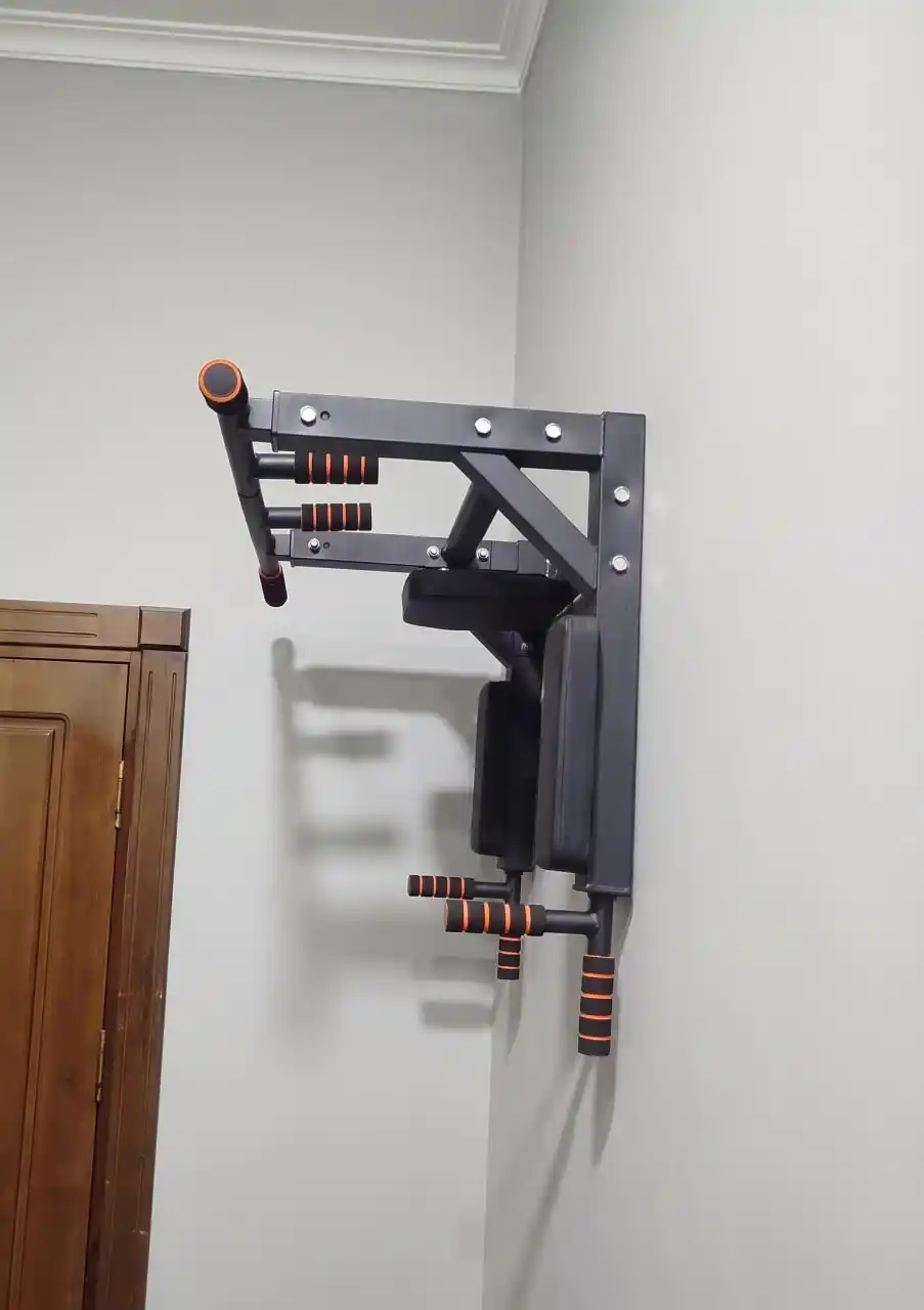 Devorga o'rnatiladigan turnik 3 ta 1 da, brusya va press uchun, 120 kg, 95x77 sm