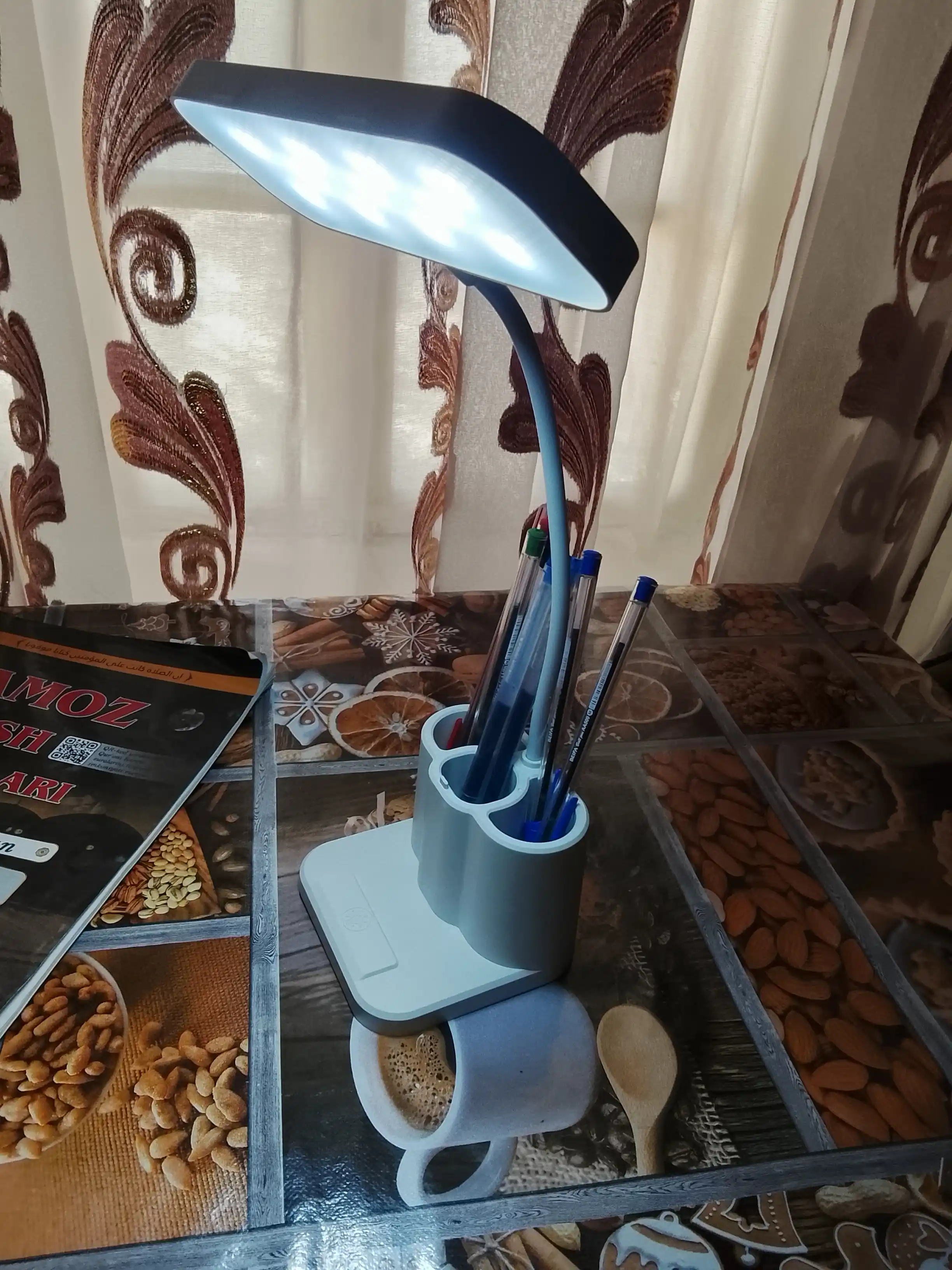 Аkkumlyatorli aqlli stol lampasi