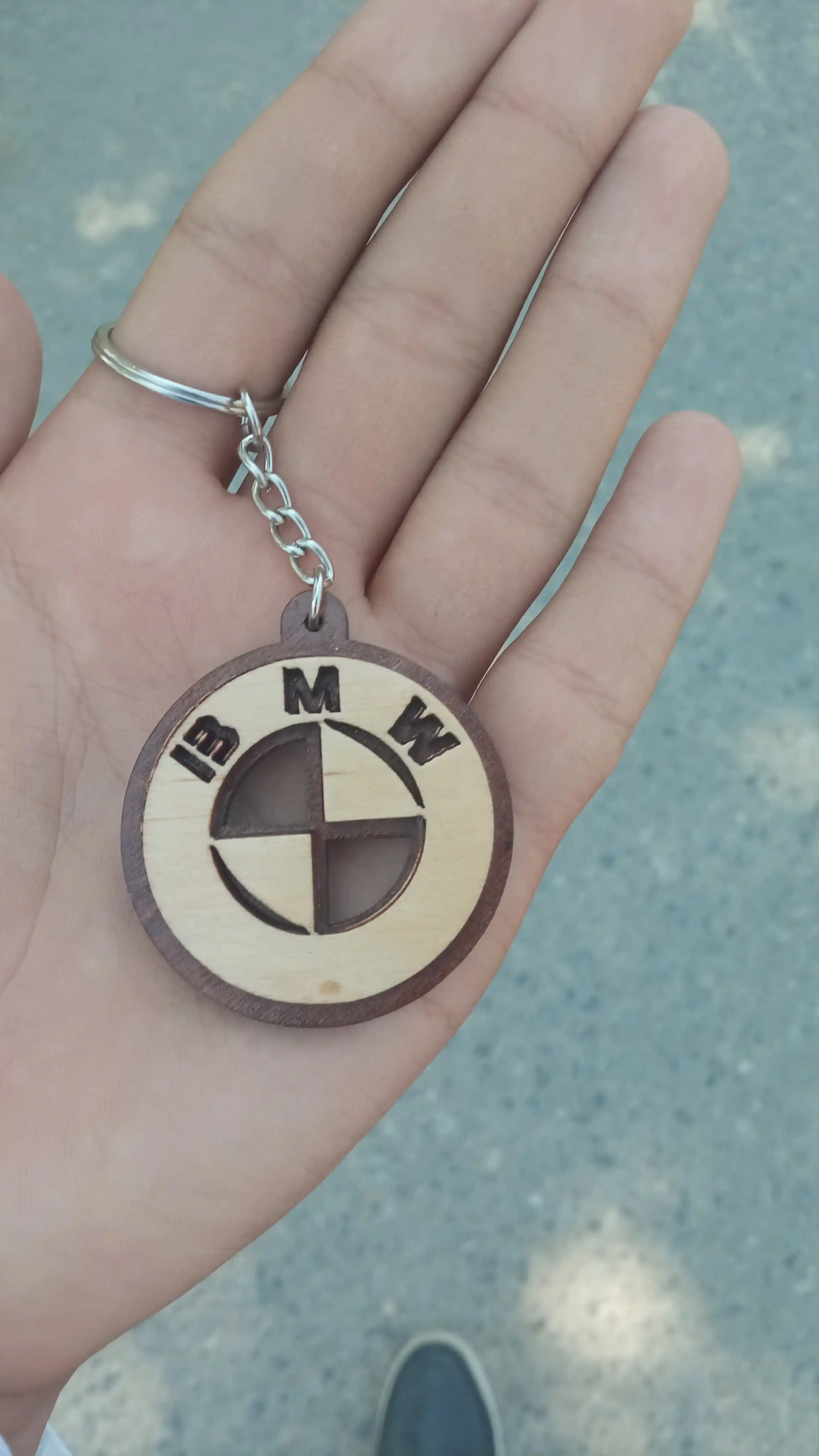 Kalitlar uchun yog'ochli brelok BMW, diameter 42 mm
