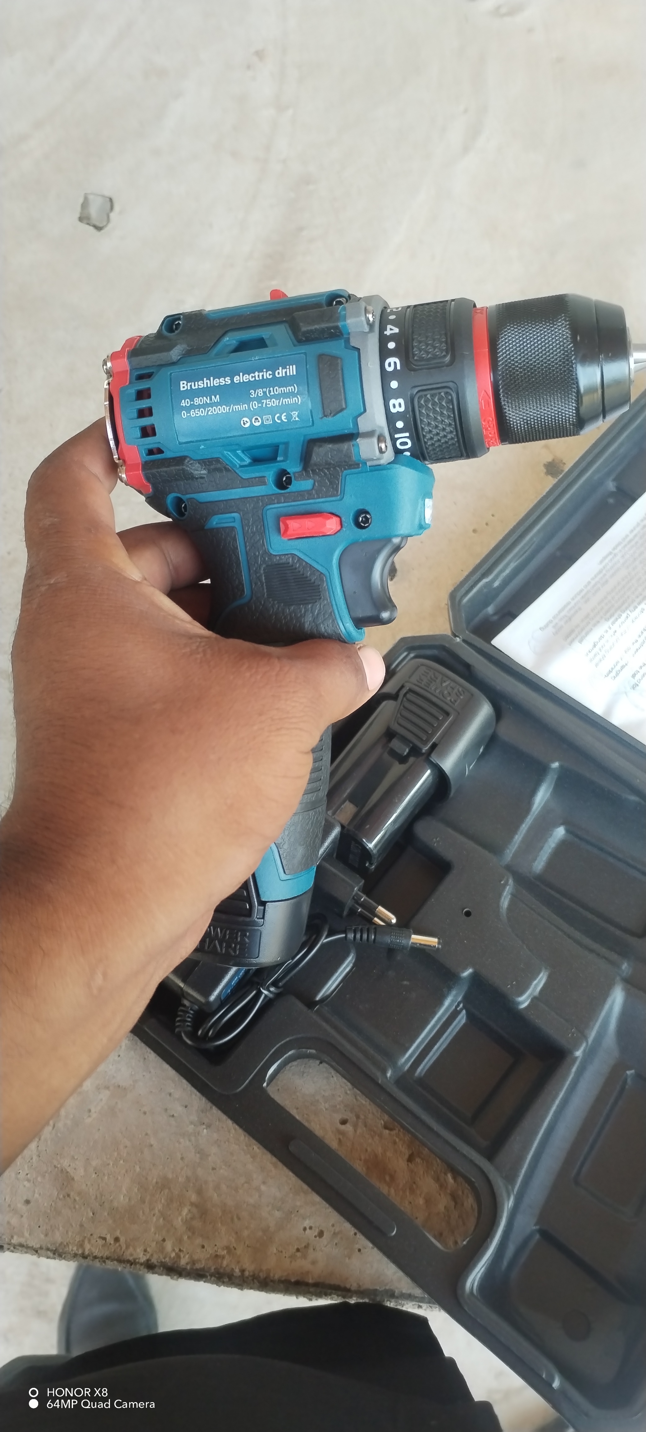 Akkumulyatorli buragich 18V Brushless, 2 ta AKB va zaryadlovchi, quti