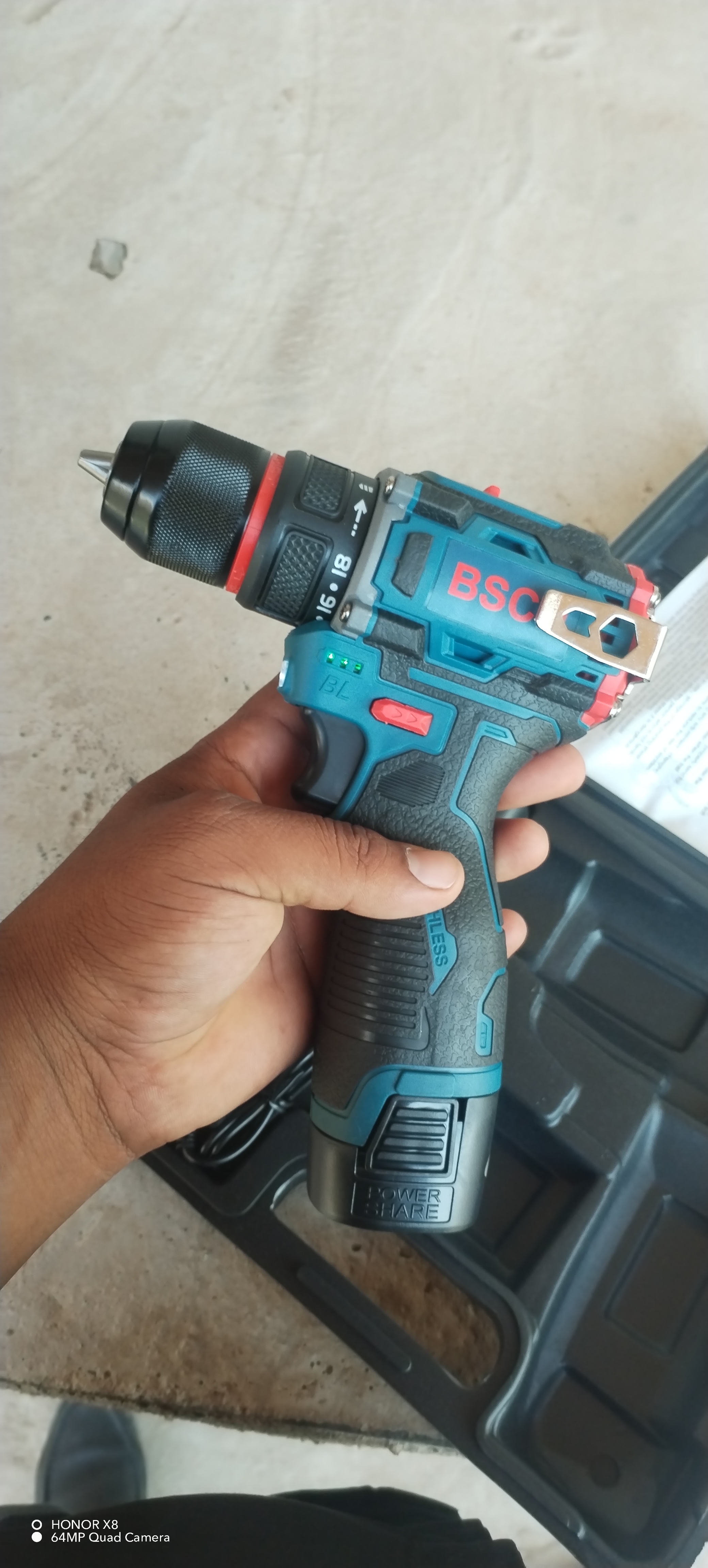 Akkumulyatorli buragich 18V Brushless, 2 ta AKB va zaryadlovchi, quti