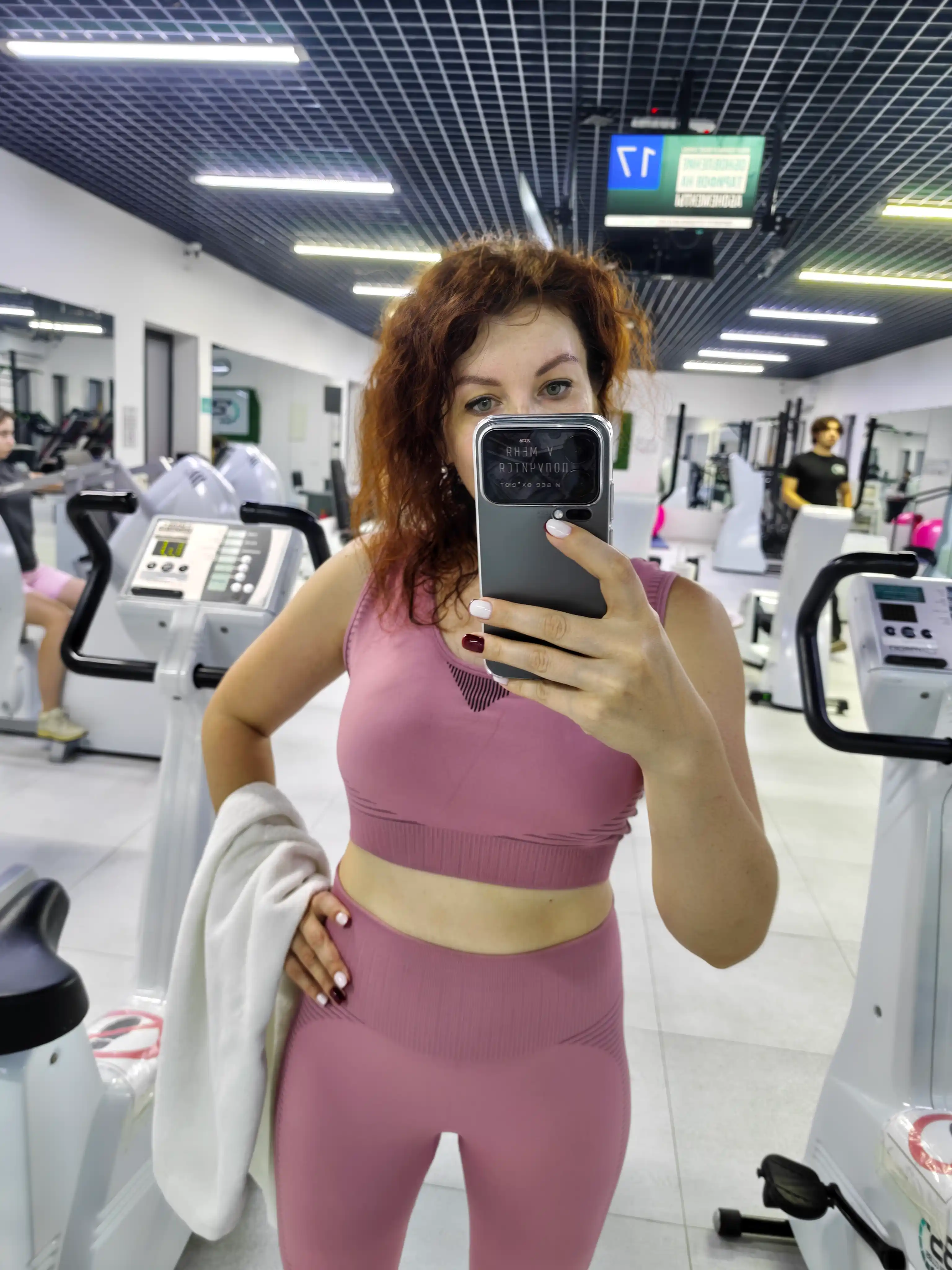 Ayollar uchun fitnes kostyumi, legginslari va top, 2 tasi 1 da