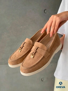 Бежевый