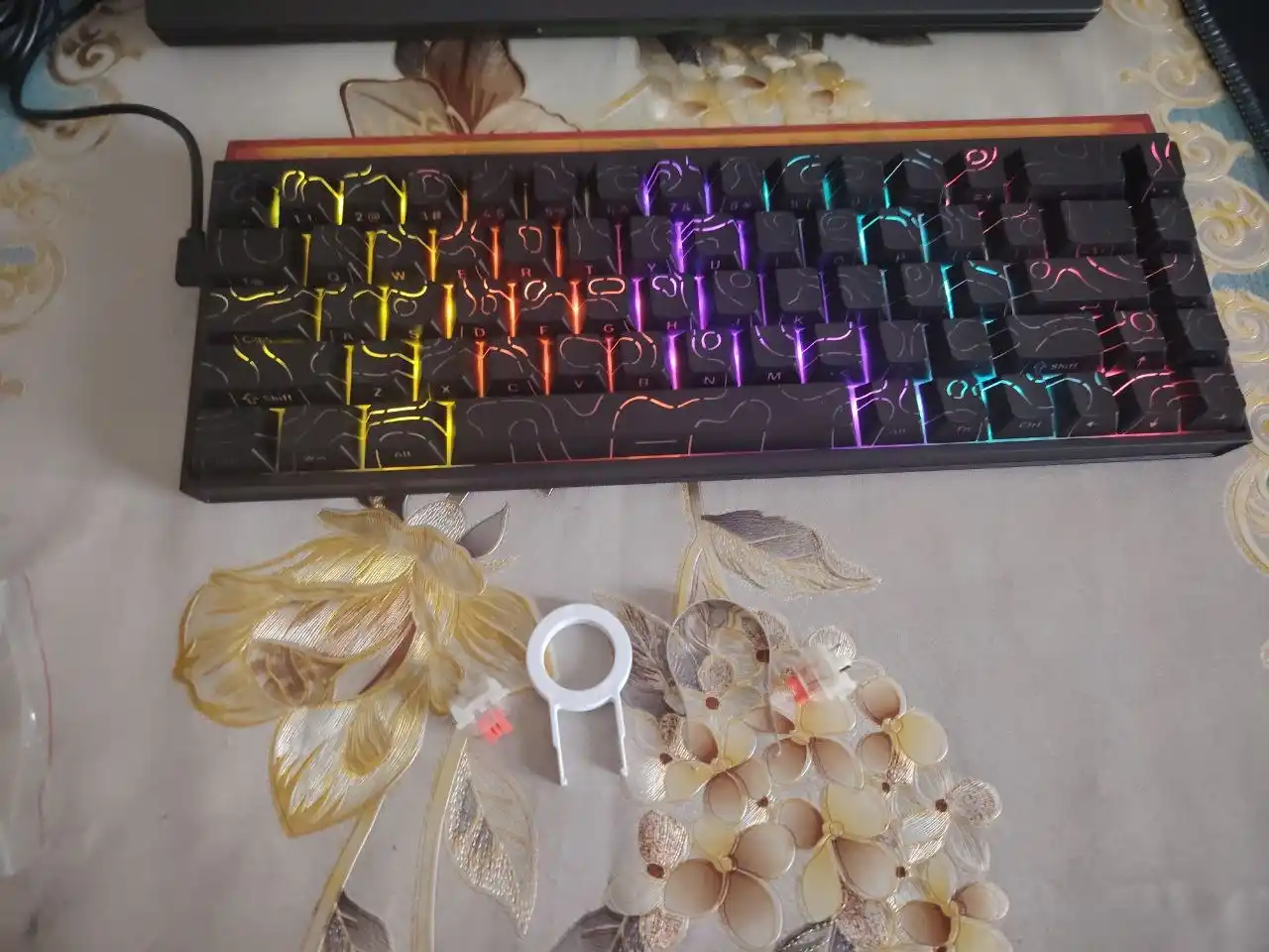 Geymerlar uchun RGB yoritilgan AJAZZ o‘yin klaviaturasi mexanik / membranali