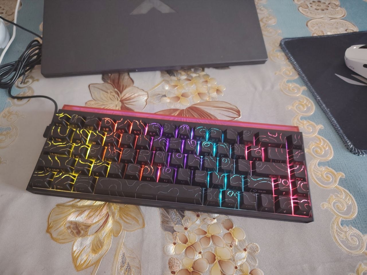 Geymerlar uchun RGB yoritilgan AJAZZ o‘yin klaviaturasi mexanik / membranali