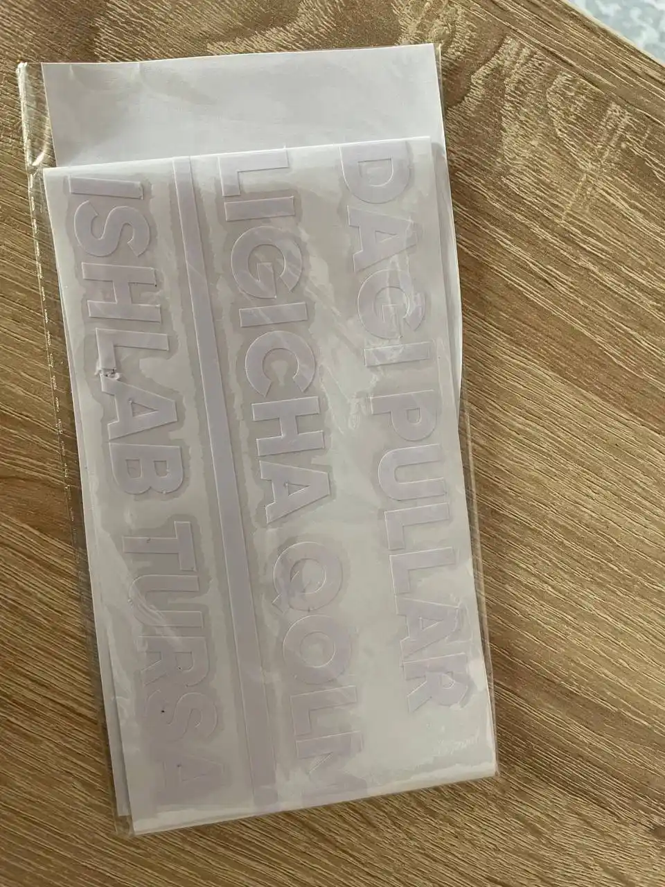 Avtomobil uchun stiker — yozuvlar, belgilar, logotiplar, dekor dizaynlar, suvga chidamli