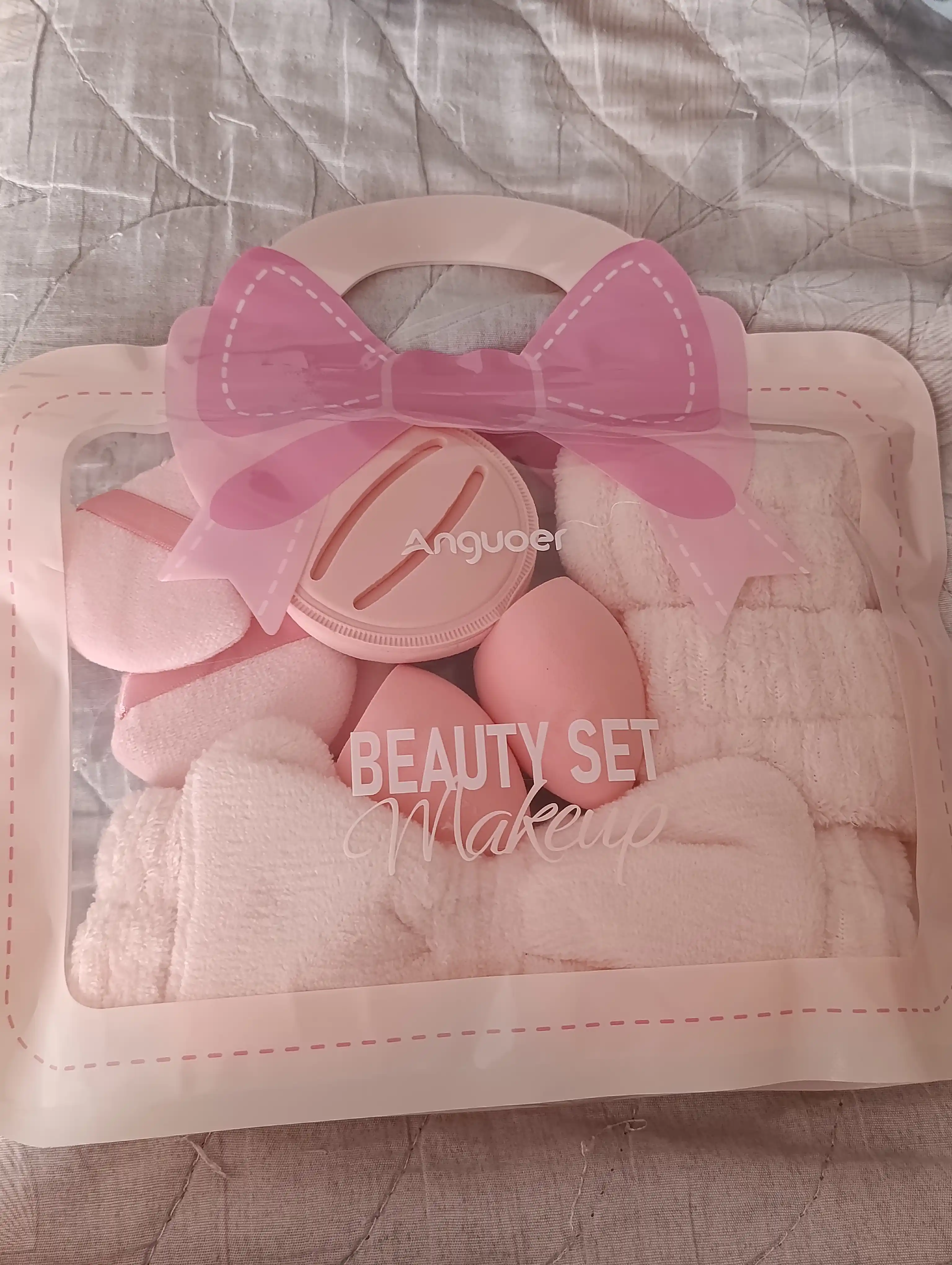Makiyaj va yuz parvarishi uchun kosmetik aksessuarlar to‘plami