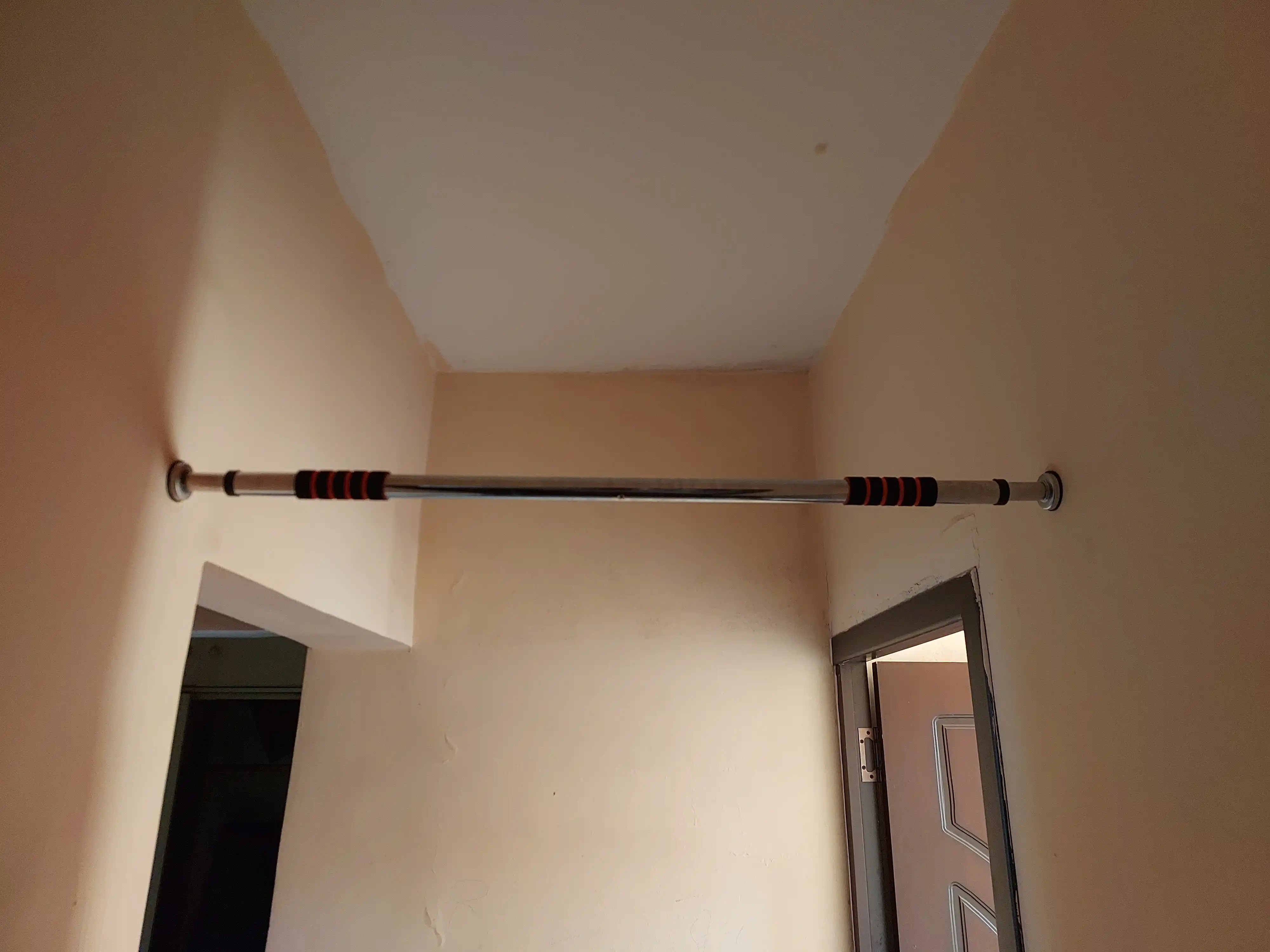 Devorlar va eshiklar orasidagi 120 kg gacha bo‘lgan olinadigan turnik