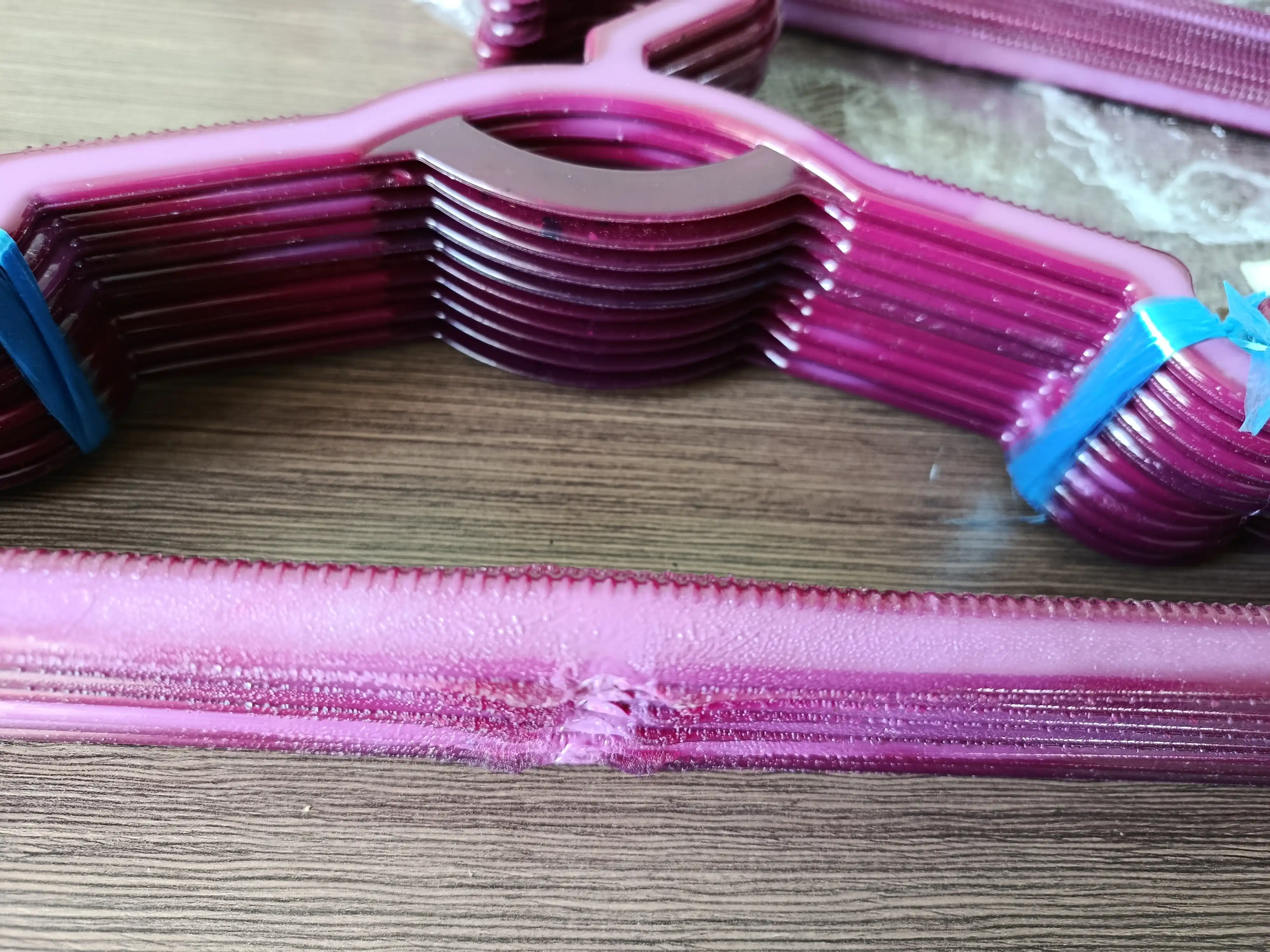 Plastik kiyim ilgichlar, sirpanishga qarshi tishli 42 sm 5, 10, 20, 30 dona